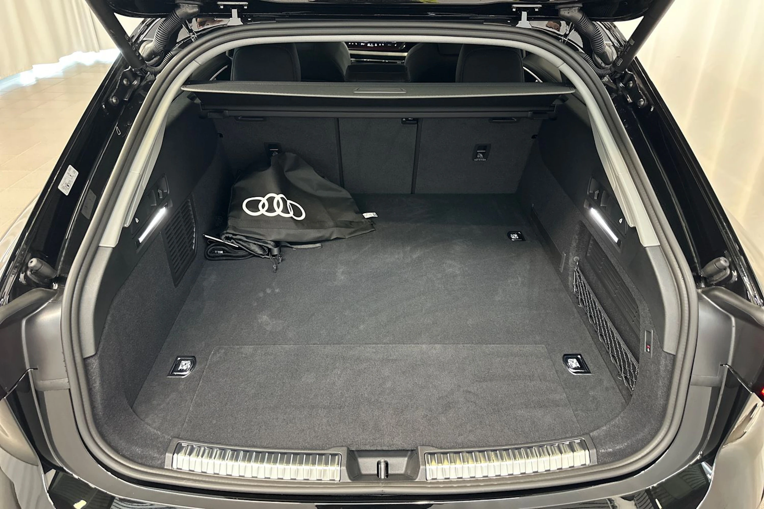 musta Audi A6 2026 kuva 11.