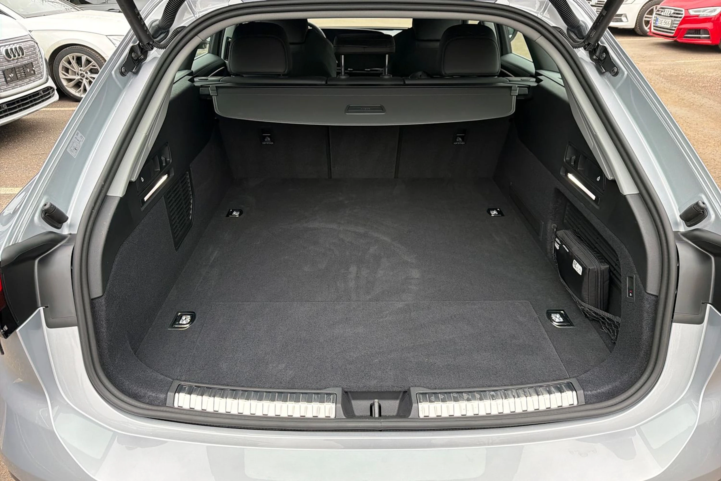 harmaa Audi A6 2026 kuva 11.