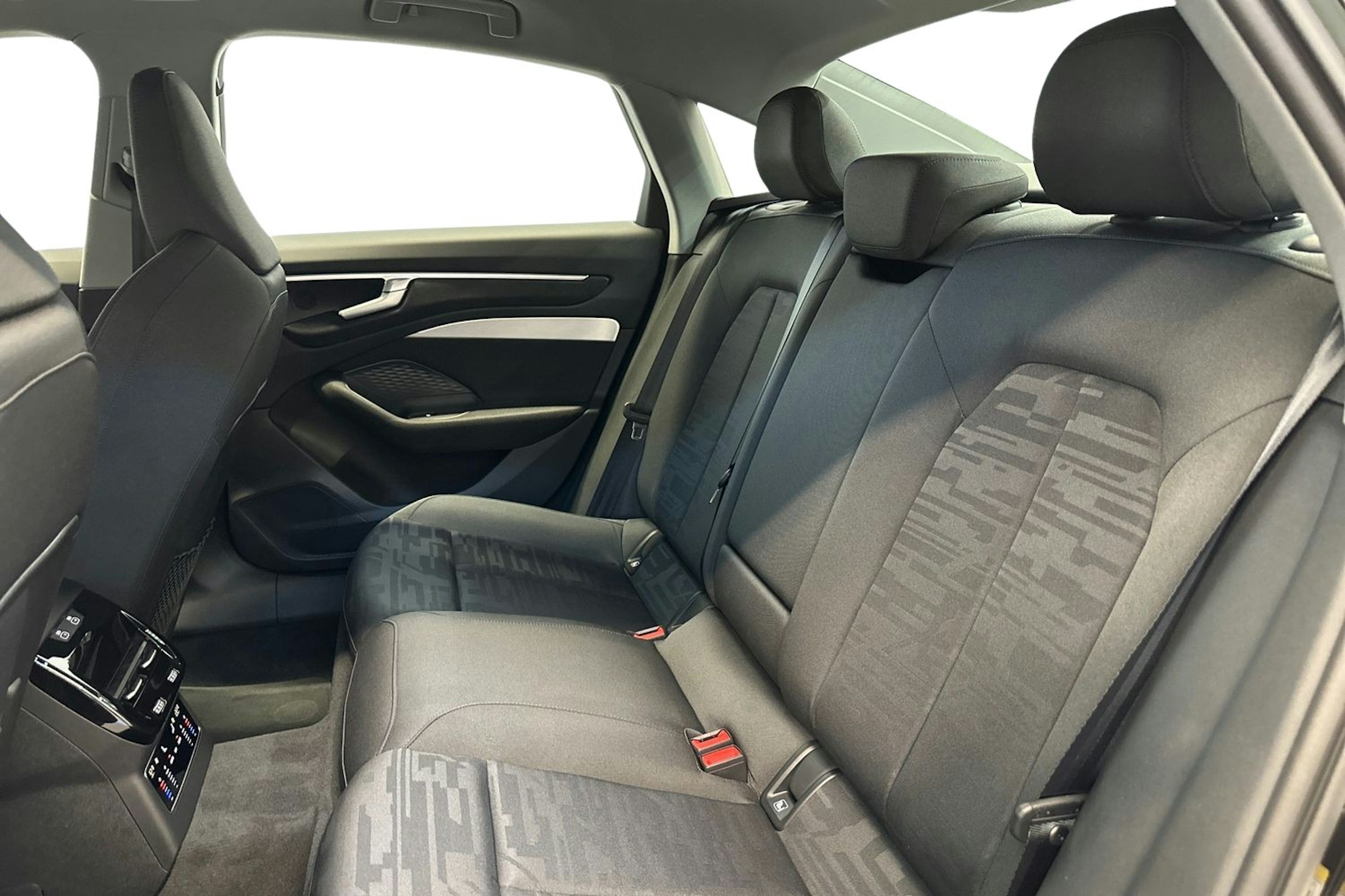 musta Audi A6 2026 kuva 8.