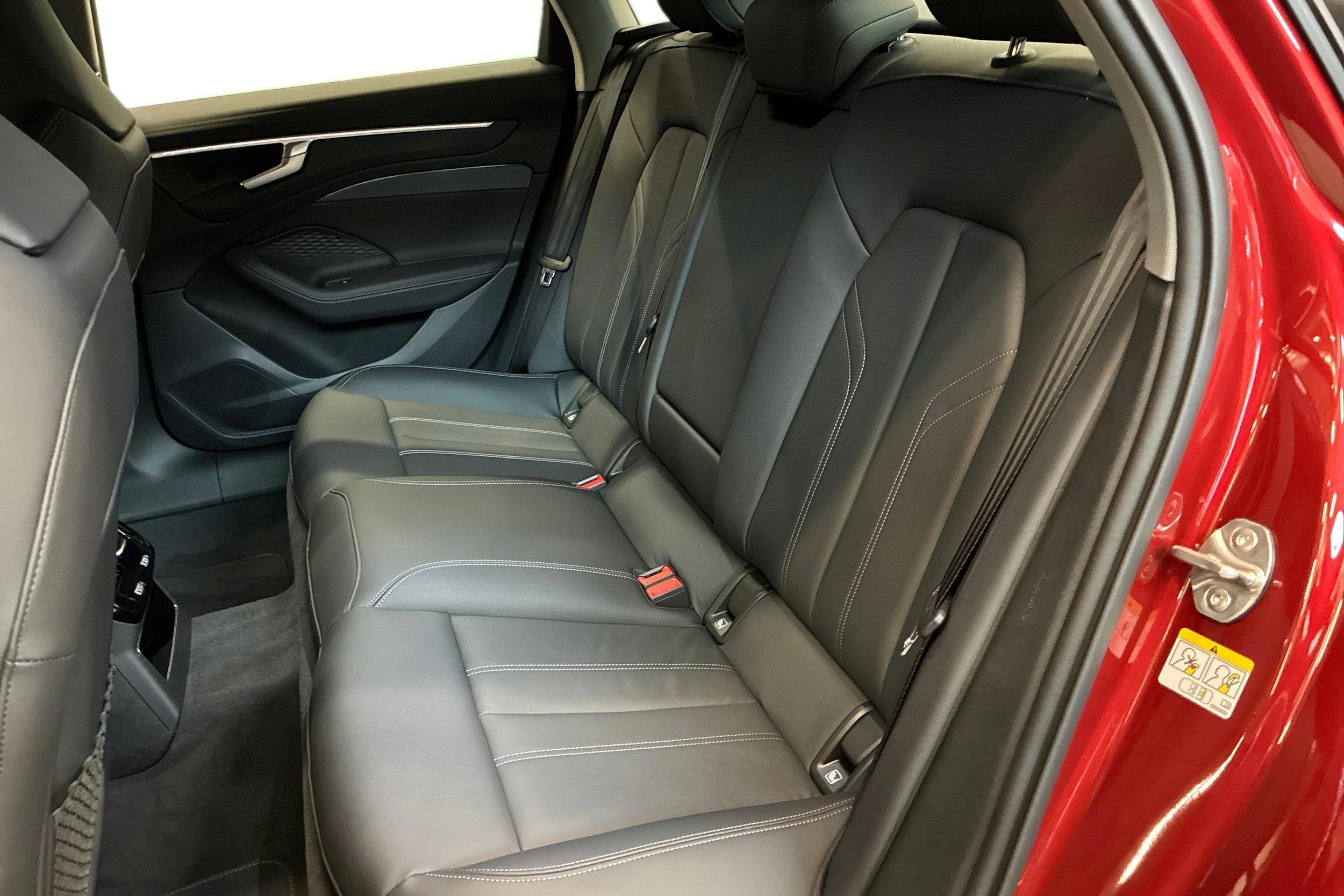 punainen Audi A6 2026 kuva 8.