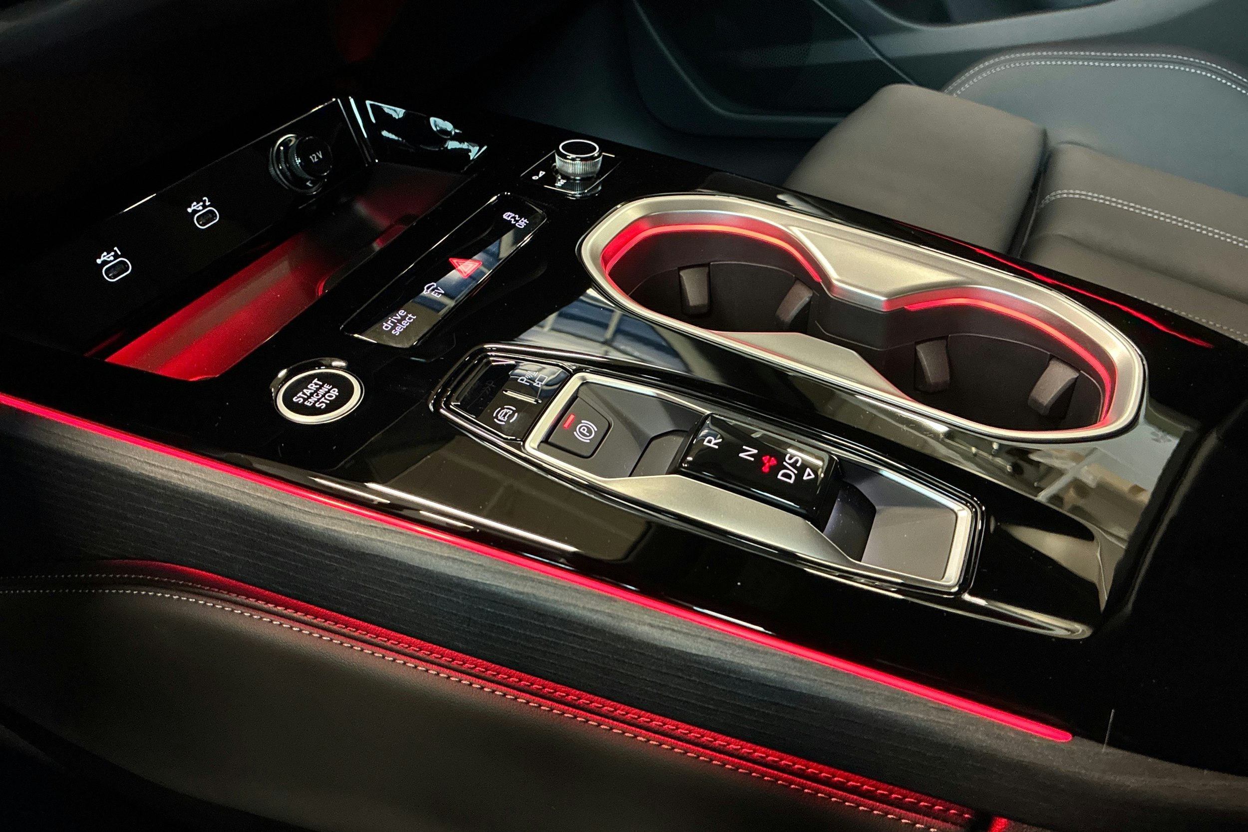 punainen Audi A6 2026 kuva 14.