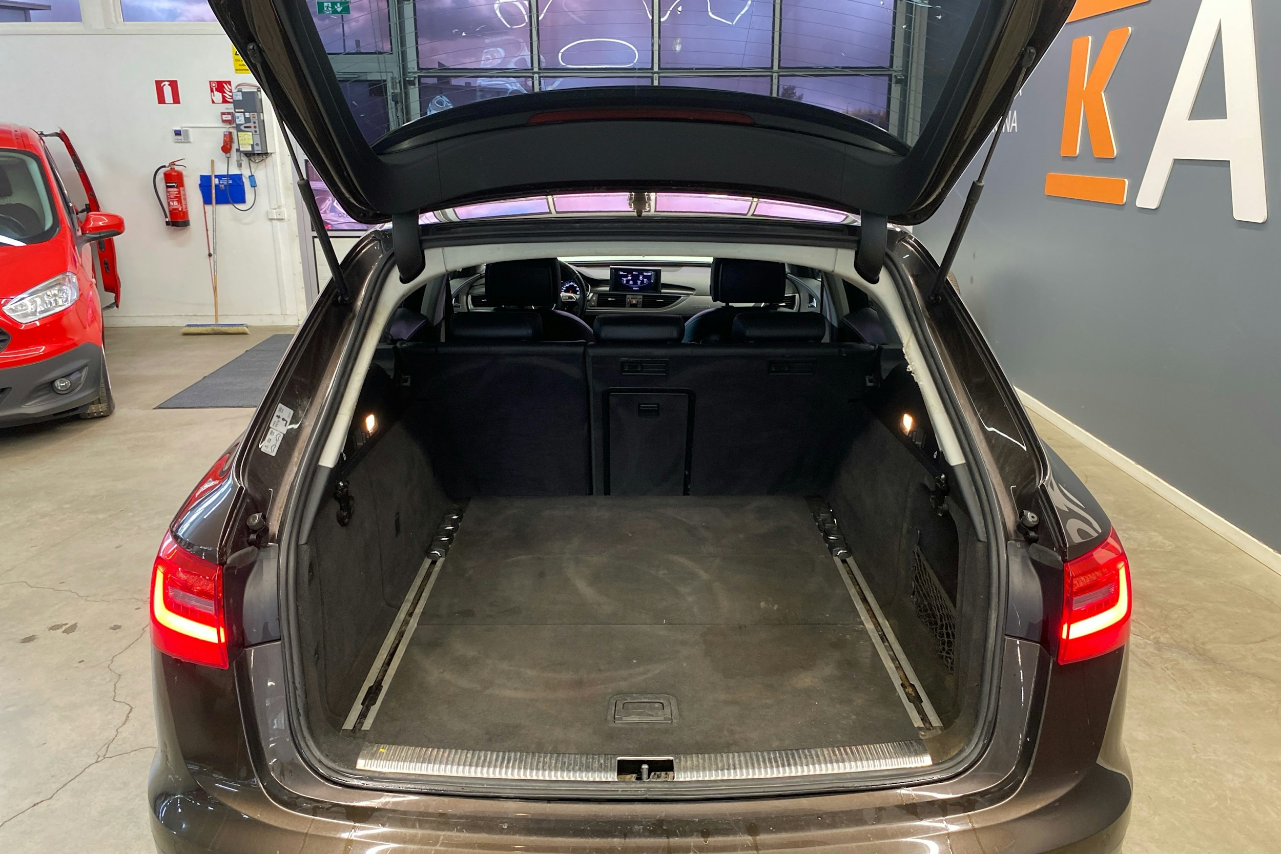 ruskea (beige) Audi A6 allroad quattro 2013 kuva 20.