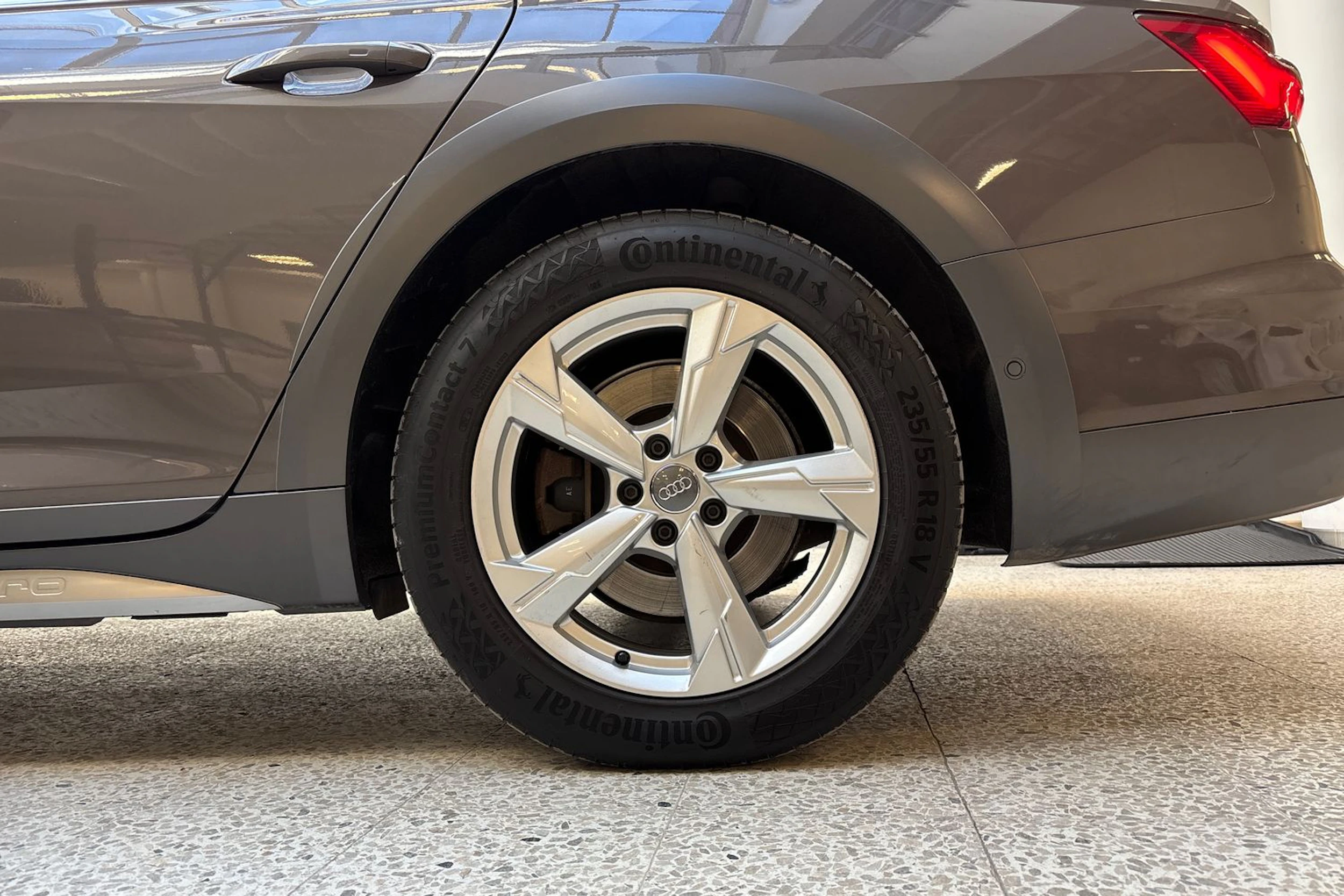 ruskea (beige) Audi A6 allroad quattro 2020 kuva 13.