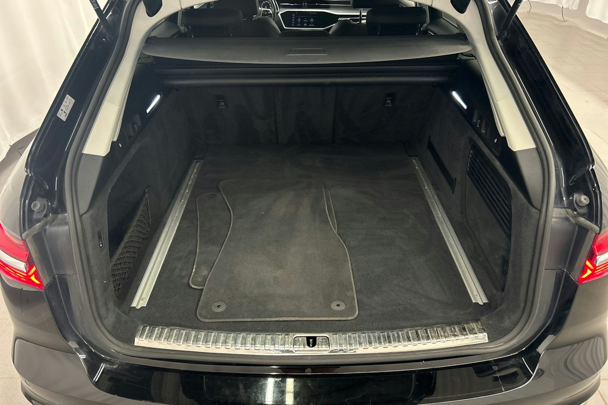musta Audi A6 allroad quattro 2021 kuva 16.