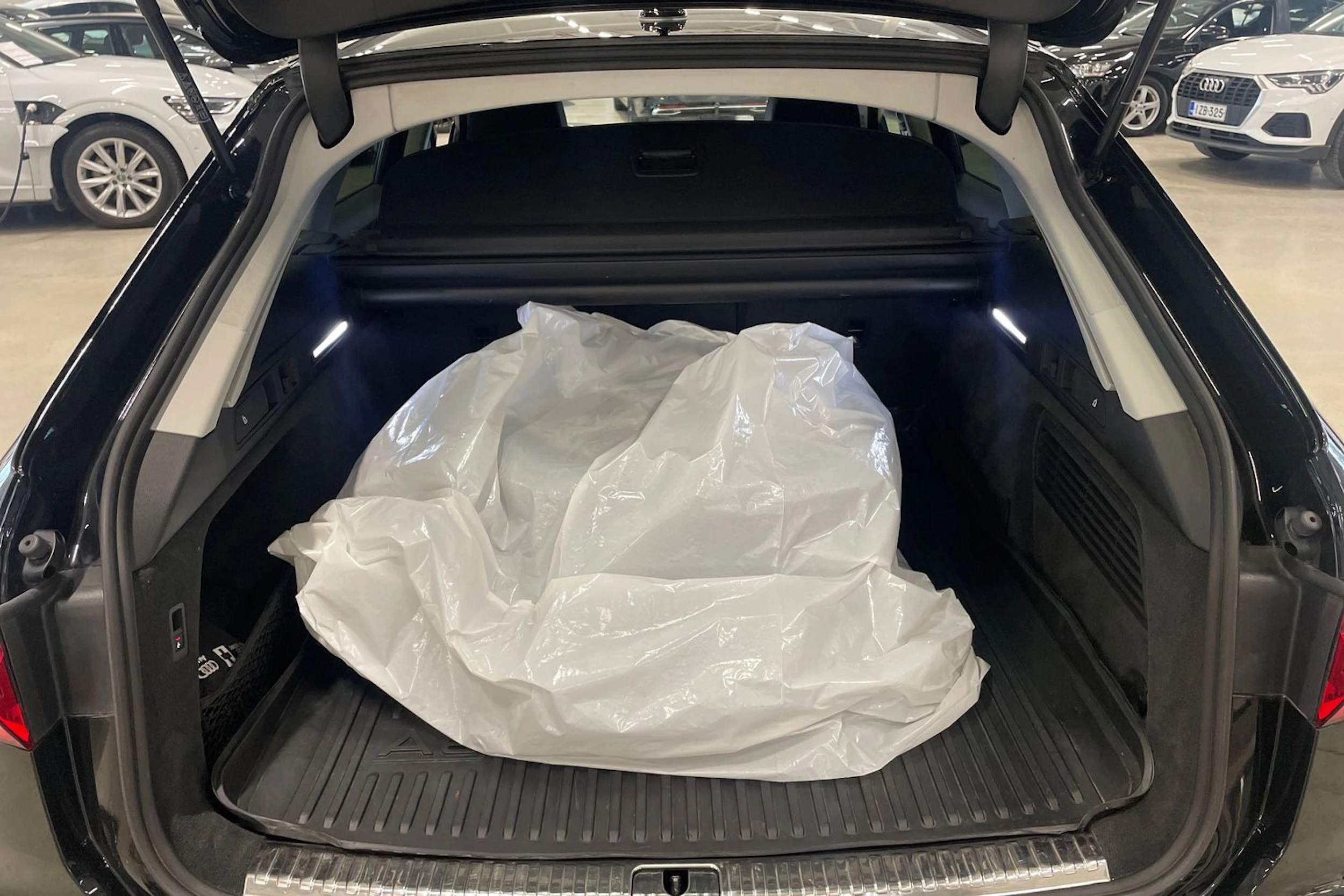 musta Audi A6 allroad quattro 2022 kuva 30.