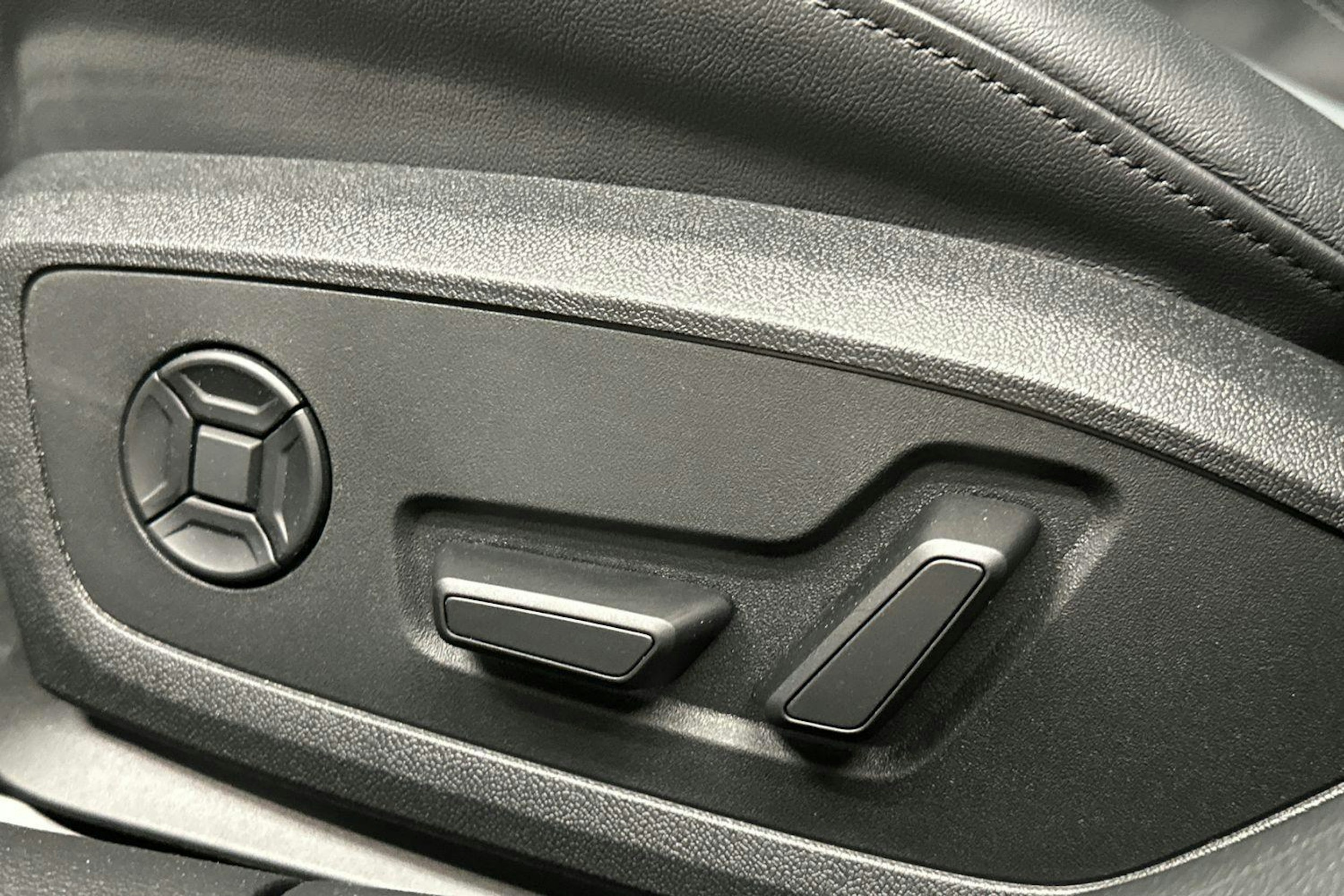 valkoinen Audi A6 allroad quattro 2024 kuva 13.