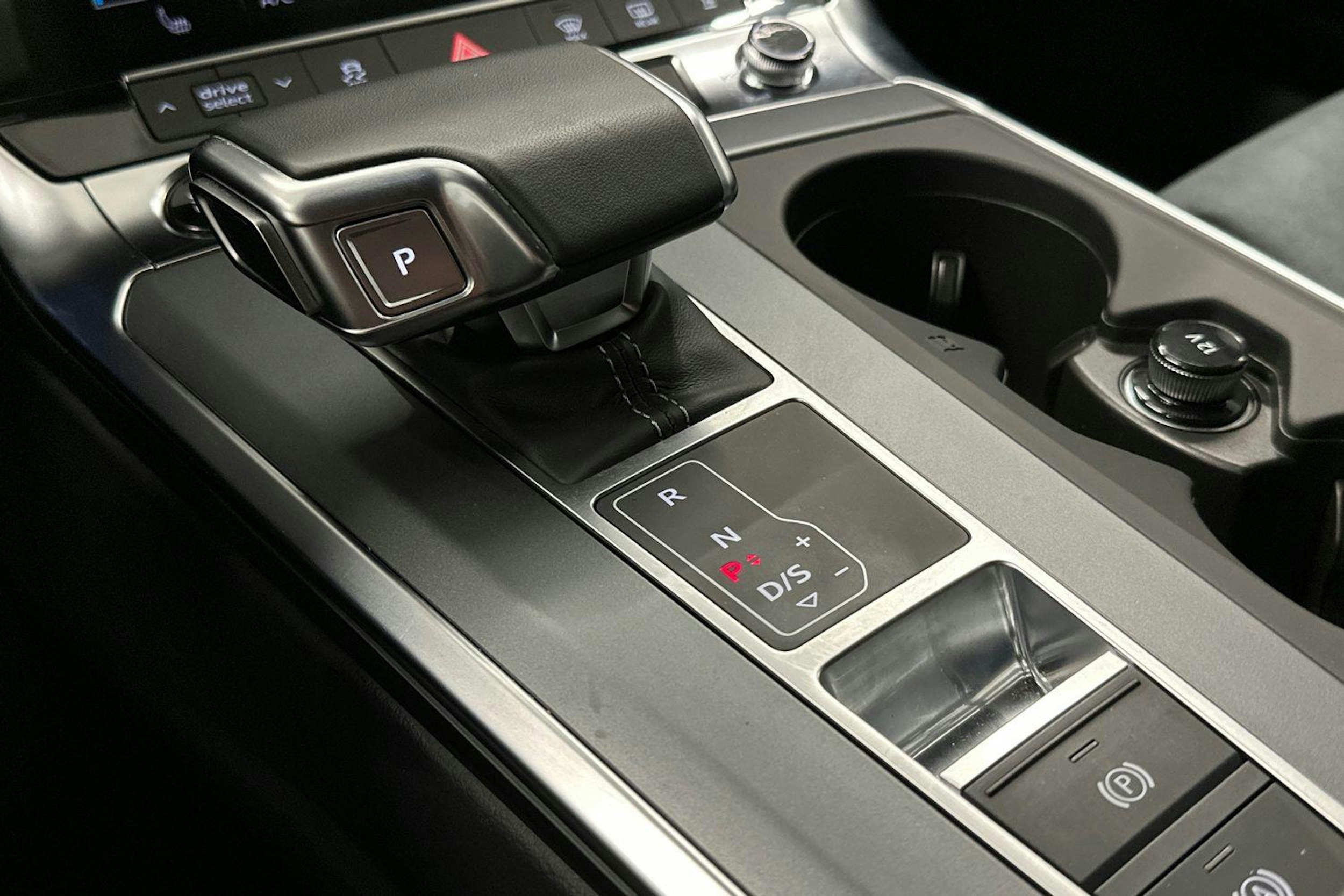 valkoinen Audi A6 allroad quattro 2024 kuva 19.