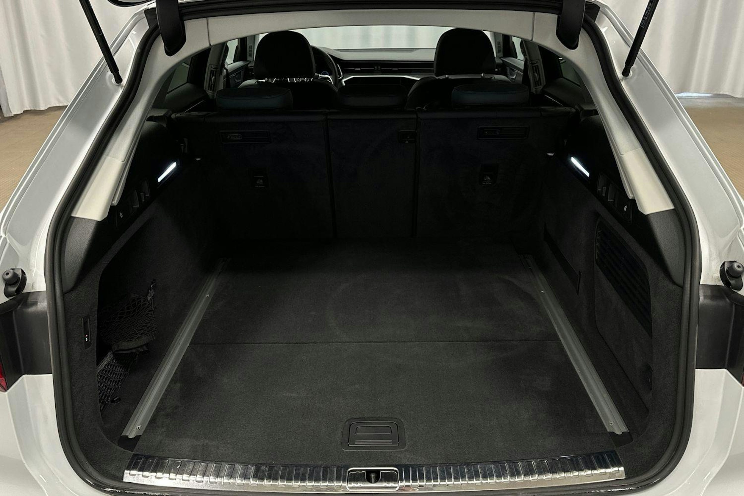 valkoinen Audi A6 allroad quattro 2024 kuva 33.