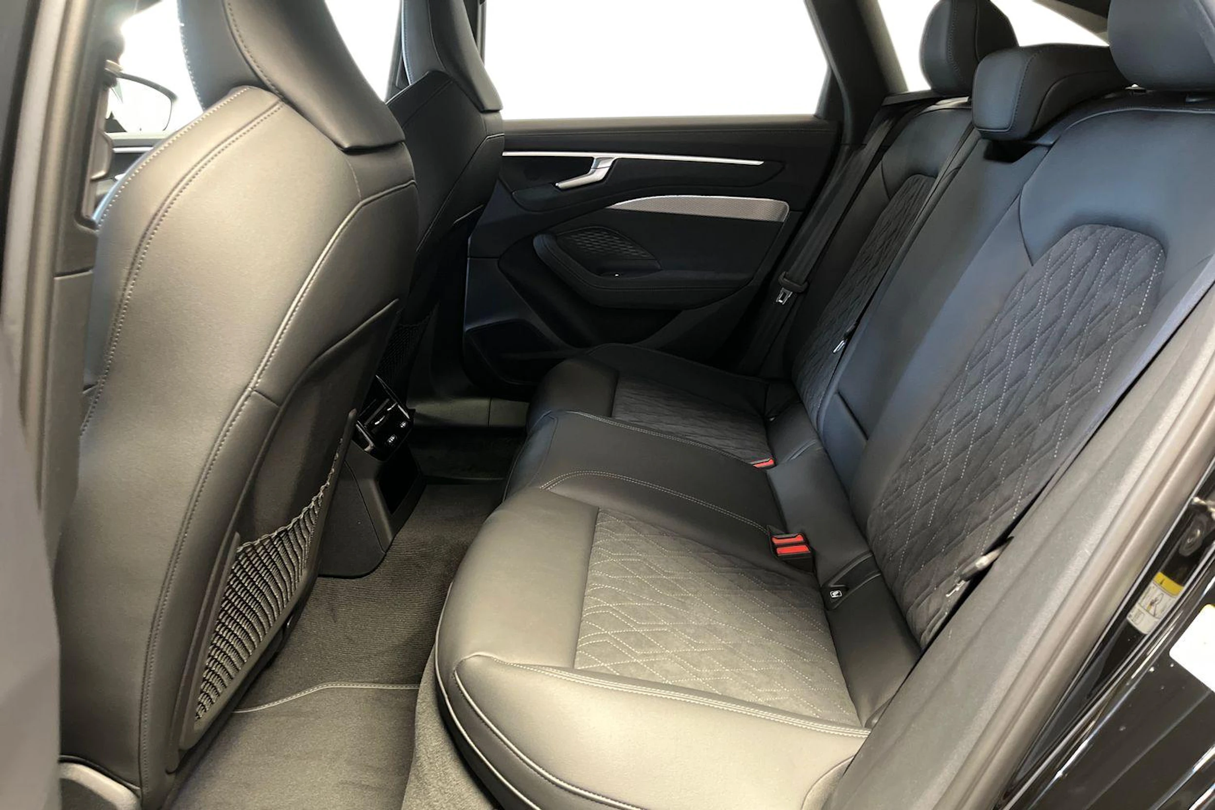 musta Audi A6 allroad quattro 2026 kuva 8.