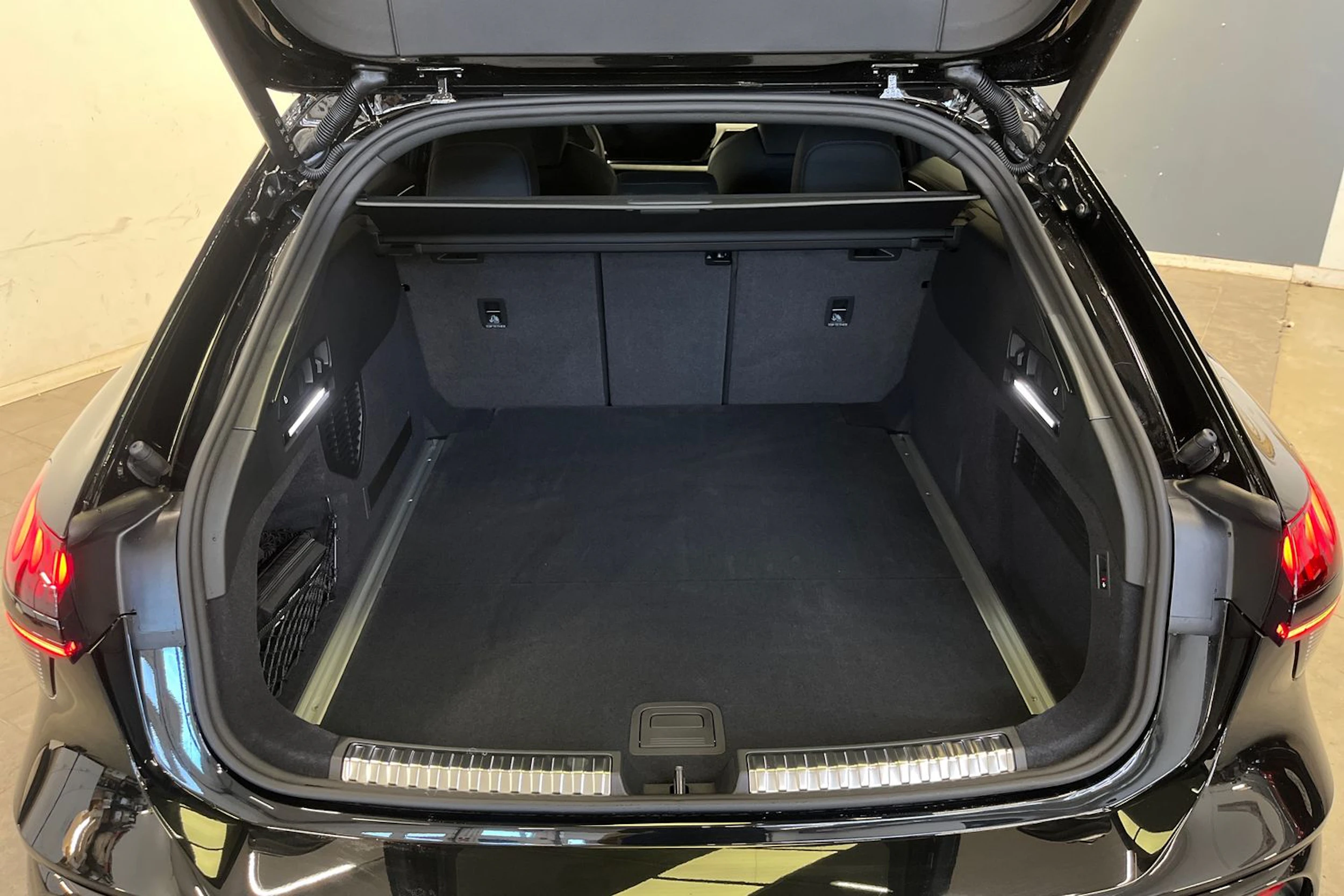 musta Audi A6 allroad quattro 2026 kuva 11.