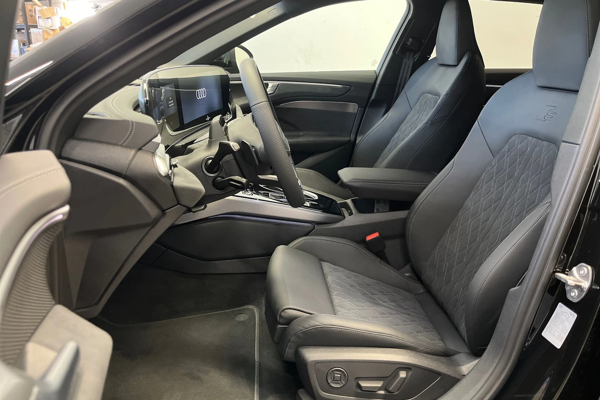 musta Audi A6 allroad quattro 2026 kuva 19.