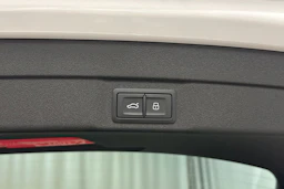 jäätikön valkoinen Audi A6 allroad quattro 2026 kuva 12.