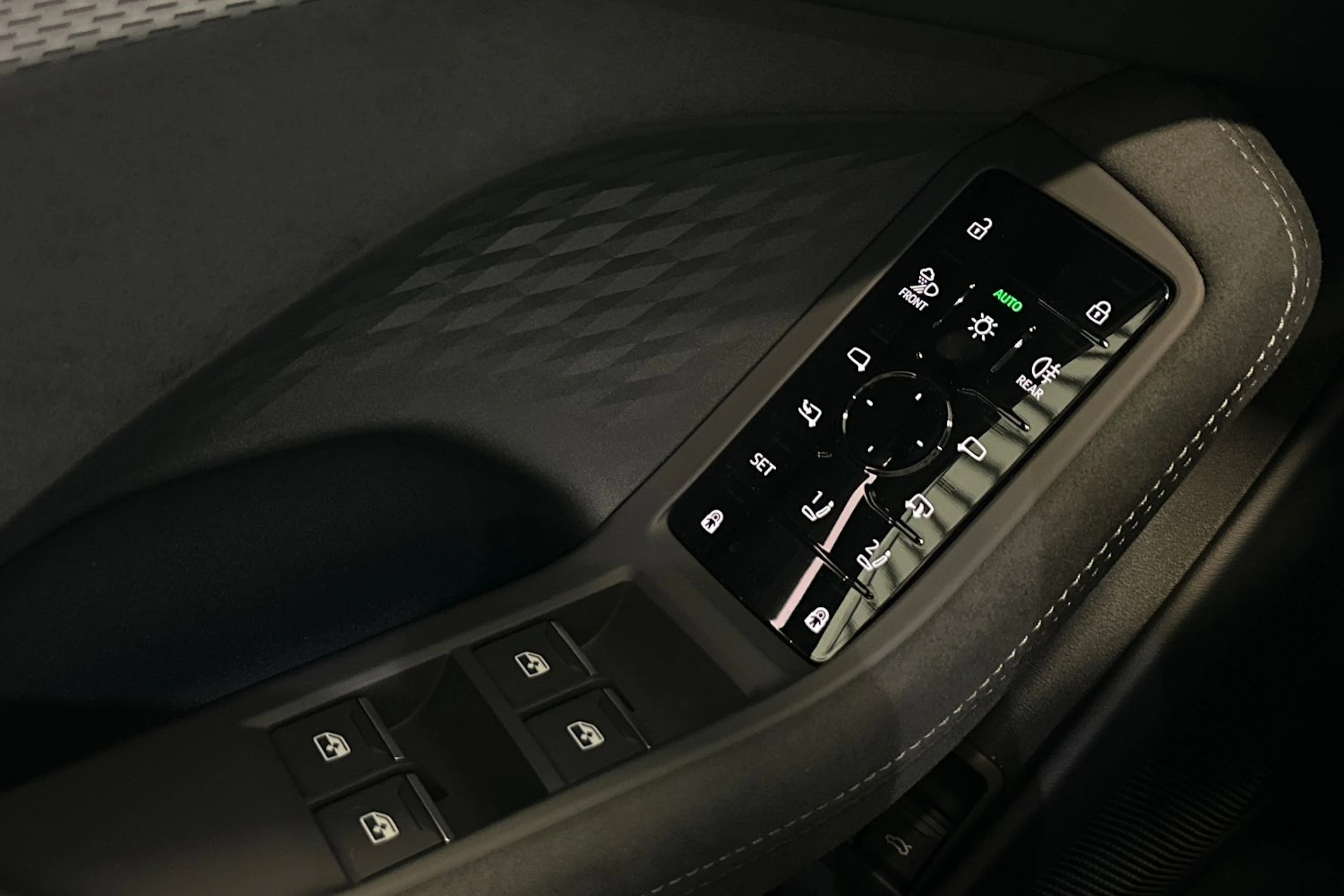 jäätikön valkoinen Audi A6 allroad quattro 2026 kuva 14.