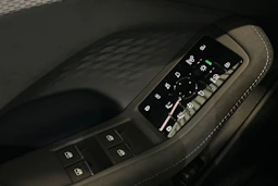 jäätikön valkoinen Audi A6 allroad quattro 2026 kuva 14.