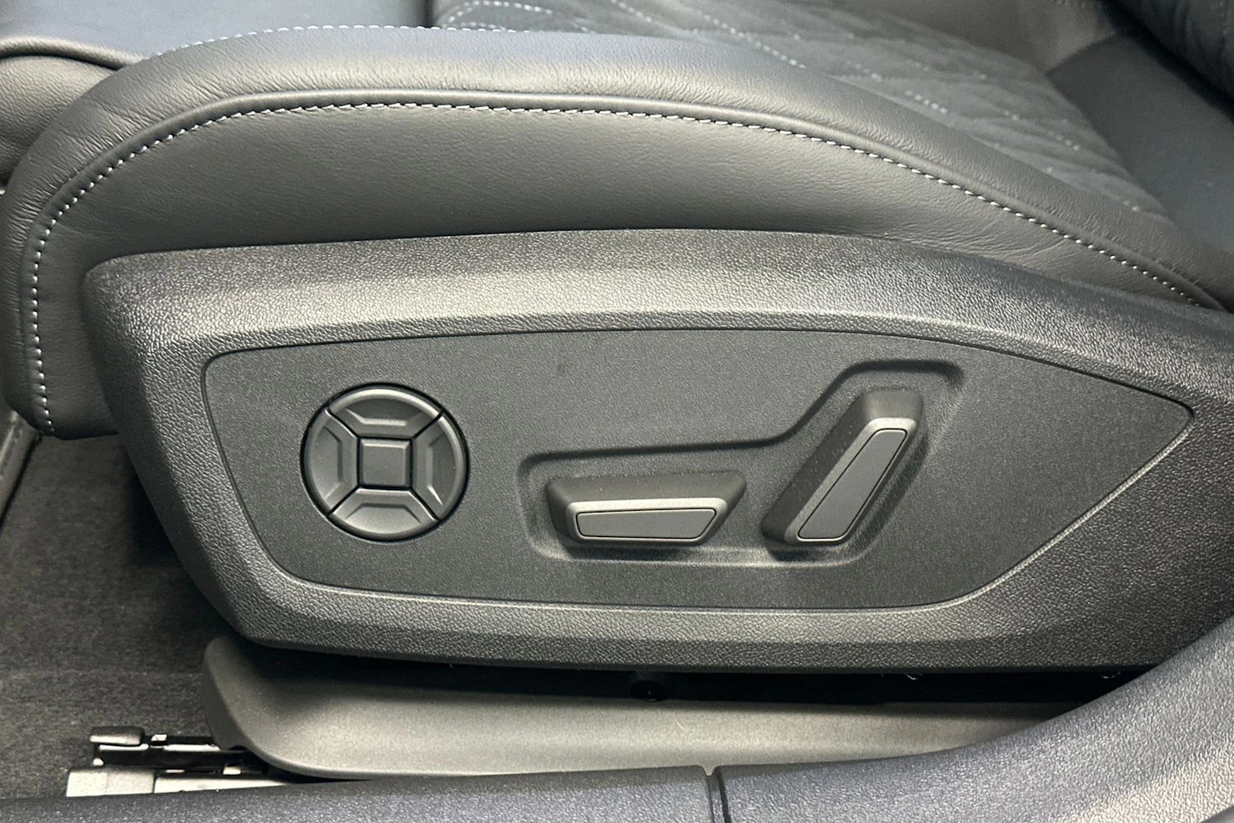 jäätikön valkoinen Audi A6 allroad quattro 2026 kuva 15.