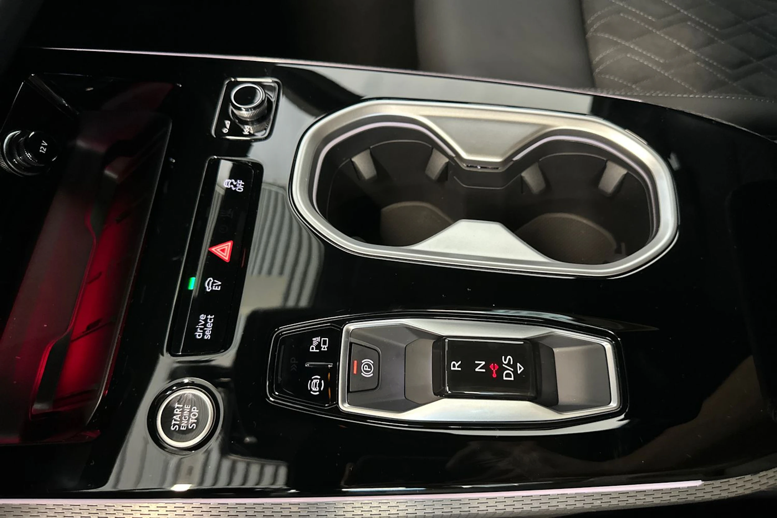 jäätikön valkoinen Audi A6 allroad quattro 2026 kuva 20.
