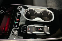 jäätikön valkoinen Audi A6 allroad quattro 2026 kuva 20.