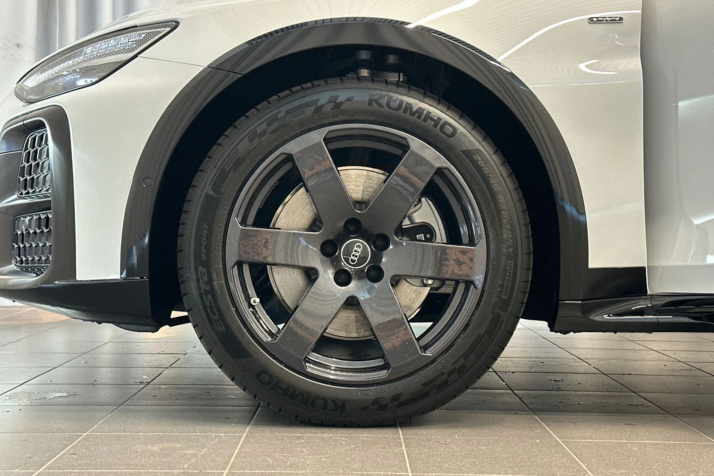 jäätikön valkoinen Audi A6 allroad quattro 2026 kuva 25.