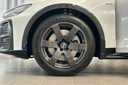 jäätikön valkoinen Audi A6 allroad quattro 2026 kuva 25.