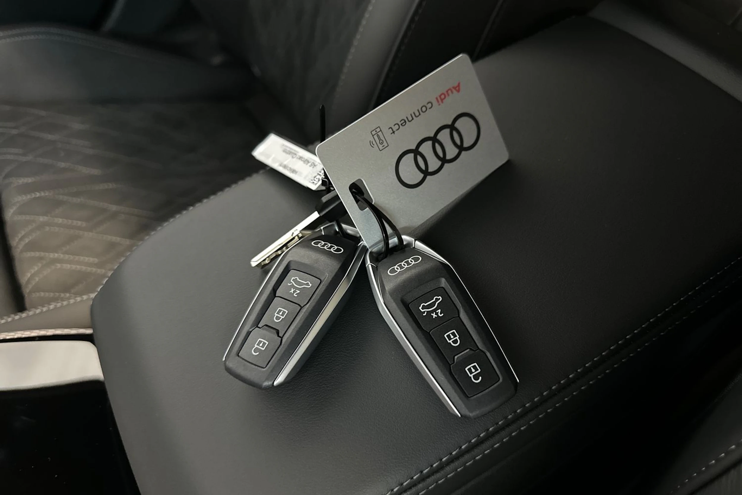 jäätikön valkoinen Audi A6 allroad quattro 2026 kuva 26.
