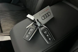 jäätikön valkoinen Audi A6 allroad quattro 2026 kuva 26.
