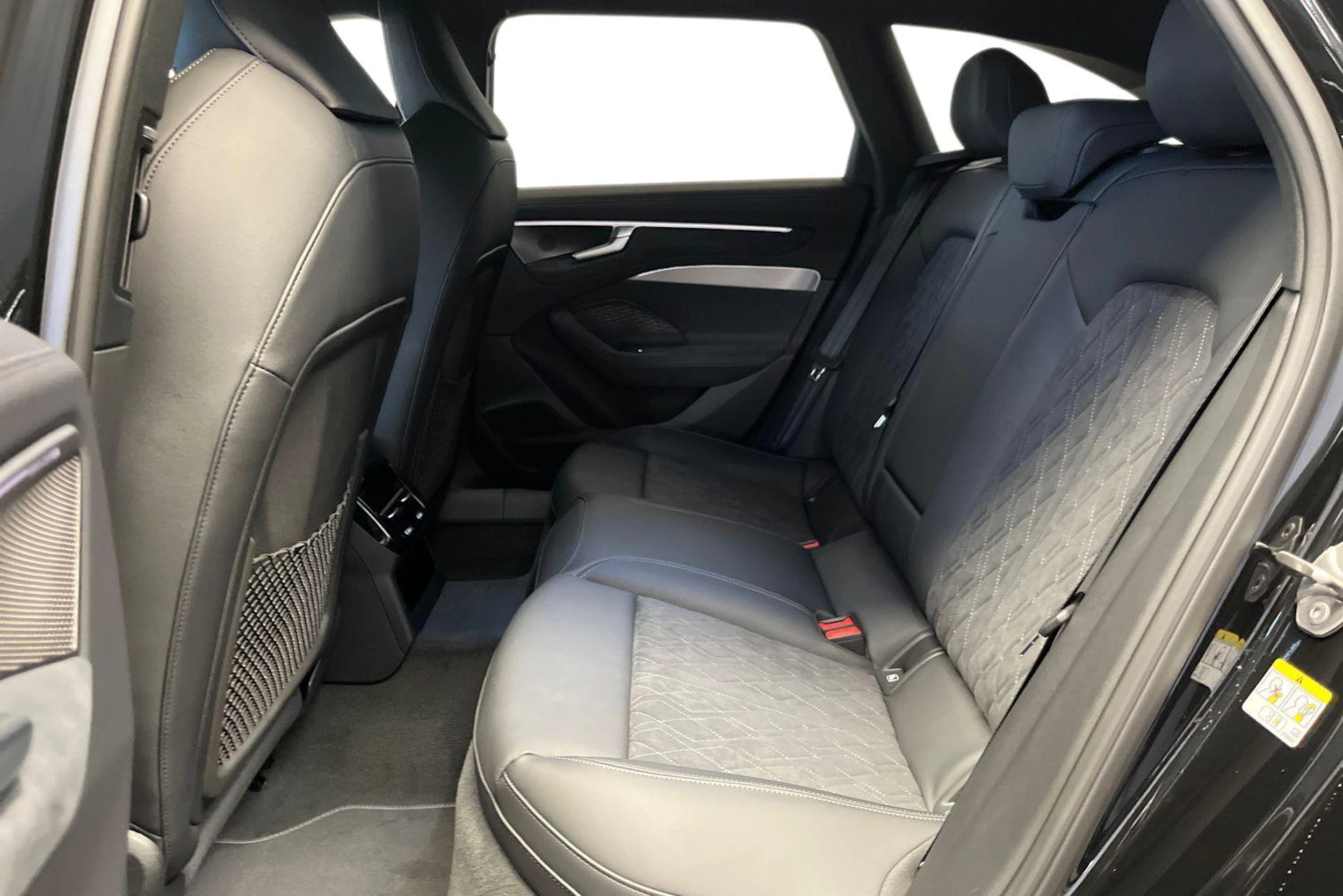 musta Audi A6 allroad quattro 2026 kuva 8.