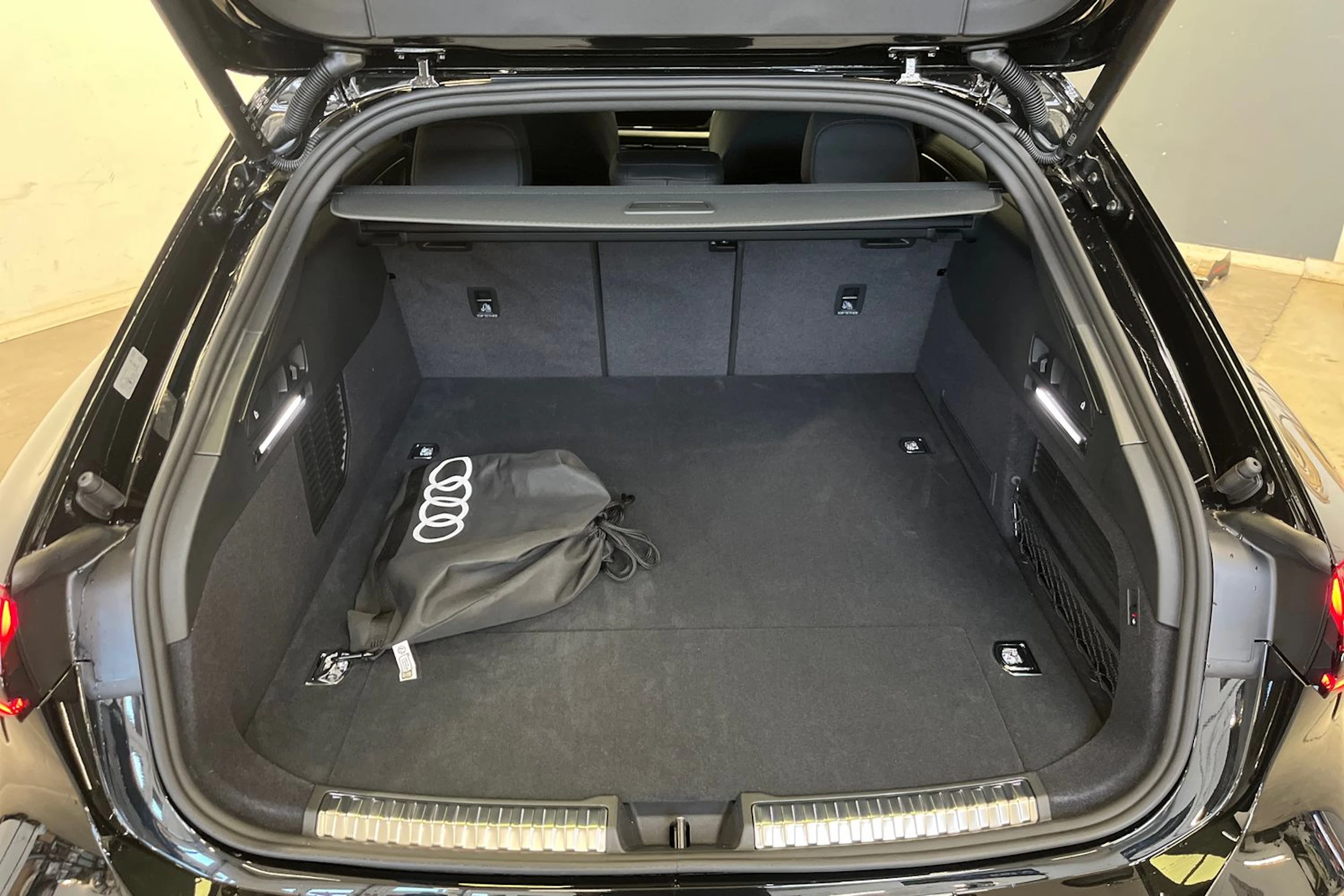 musta Audi A6 allroad quattro 2026 kuva 11.
