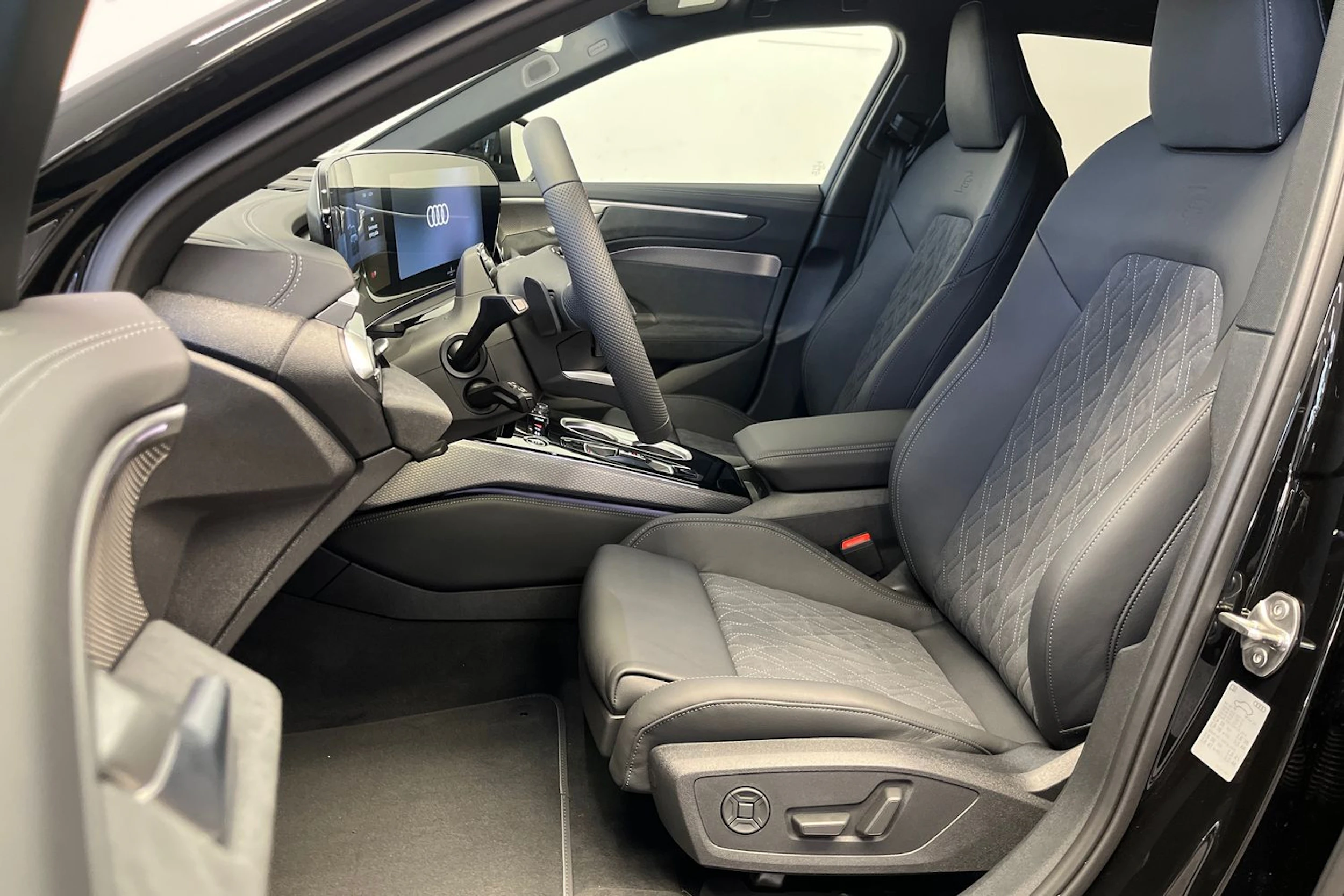 musta Audi A6 allroad quattro 2026 kuva 20.