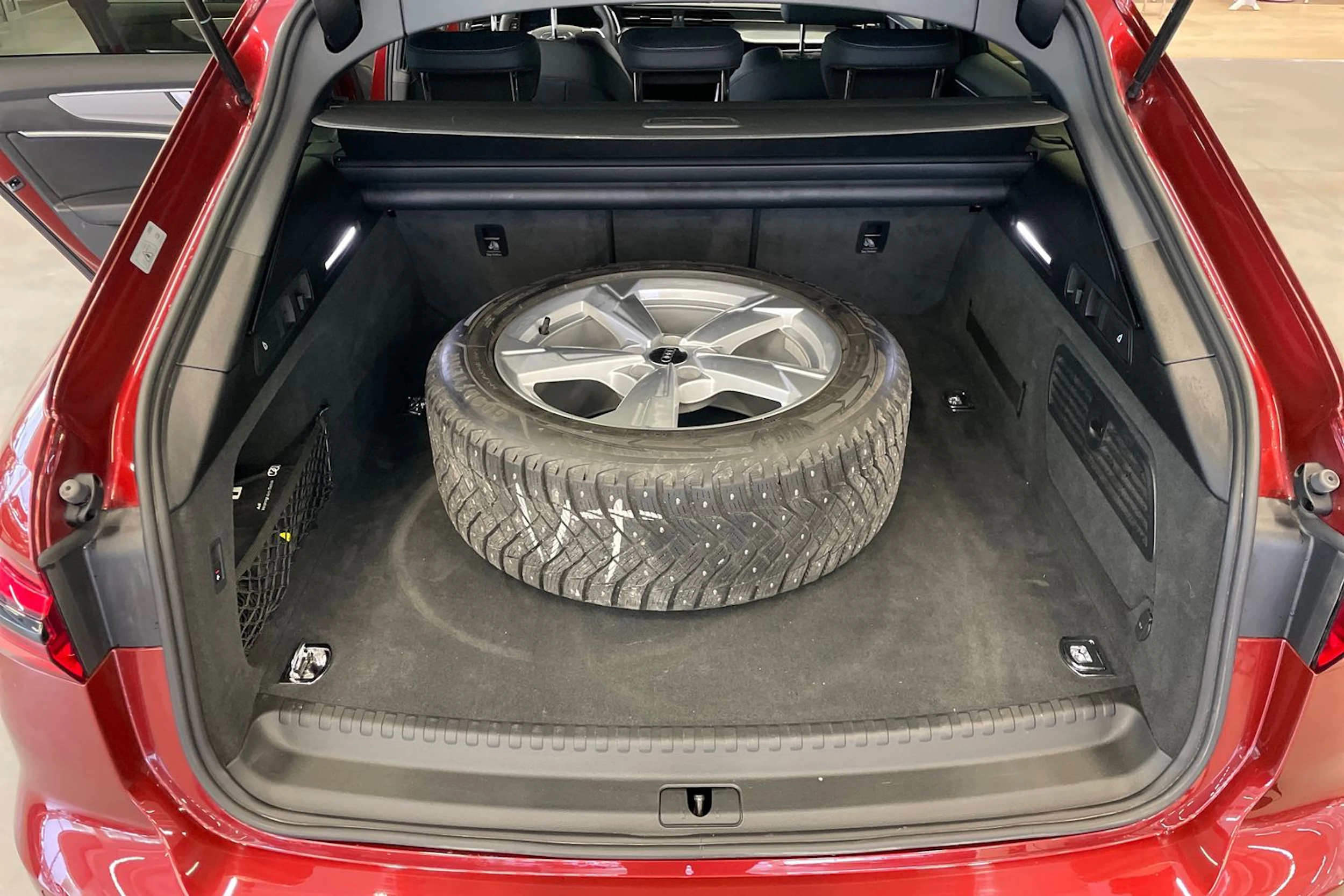 Punainen Audi A6 2024 kuva 11.
