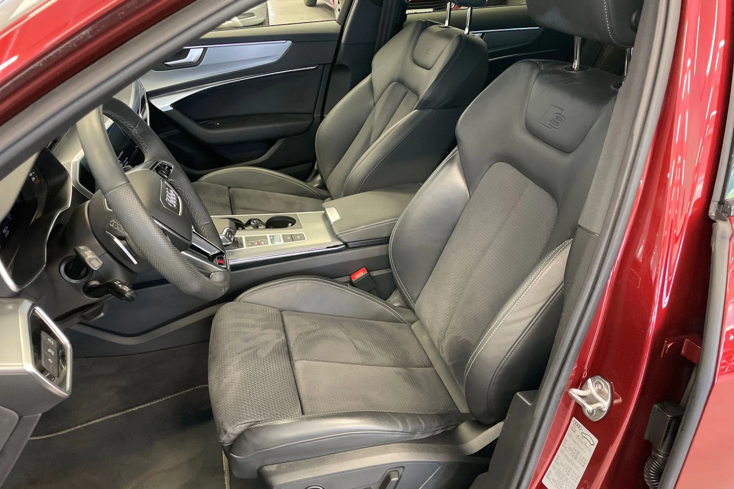 Punainen Audi A6 2024 kuva 16.