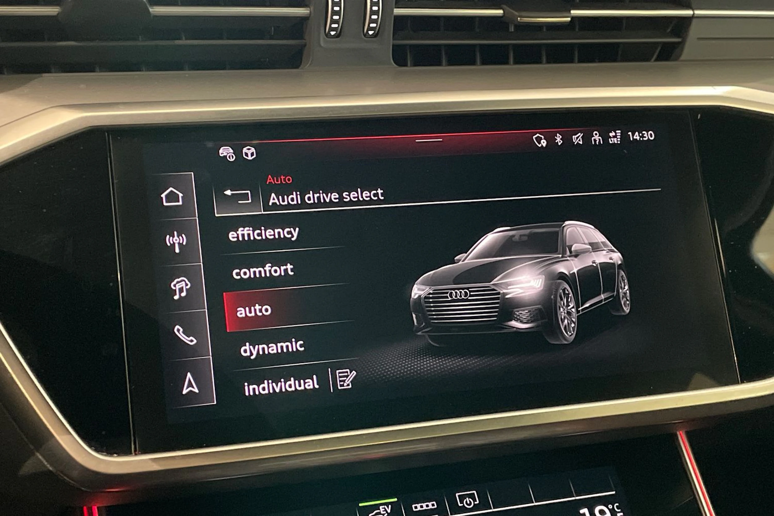 Punainen Audi A6 2024 kuva 24.