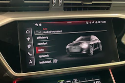 Punainen Audi A6 2024 kuva 24.