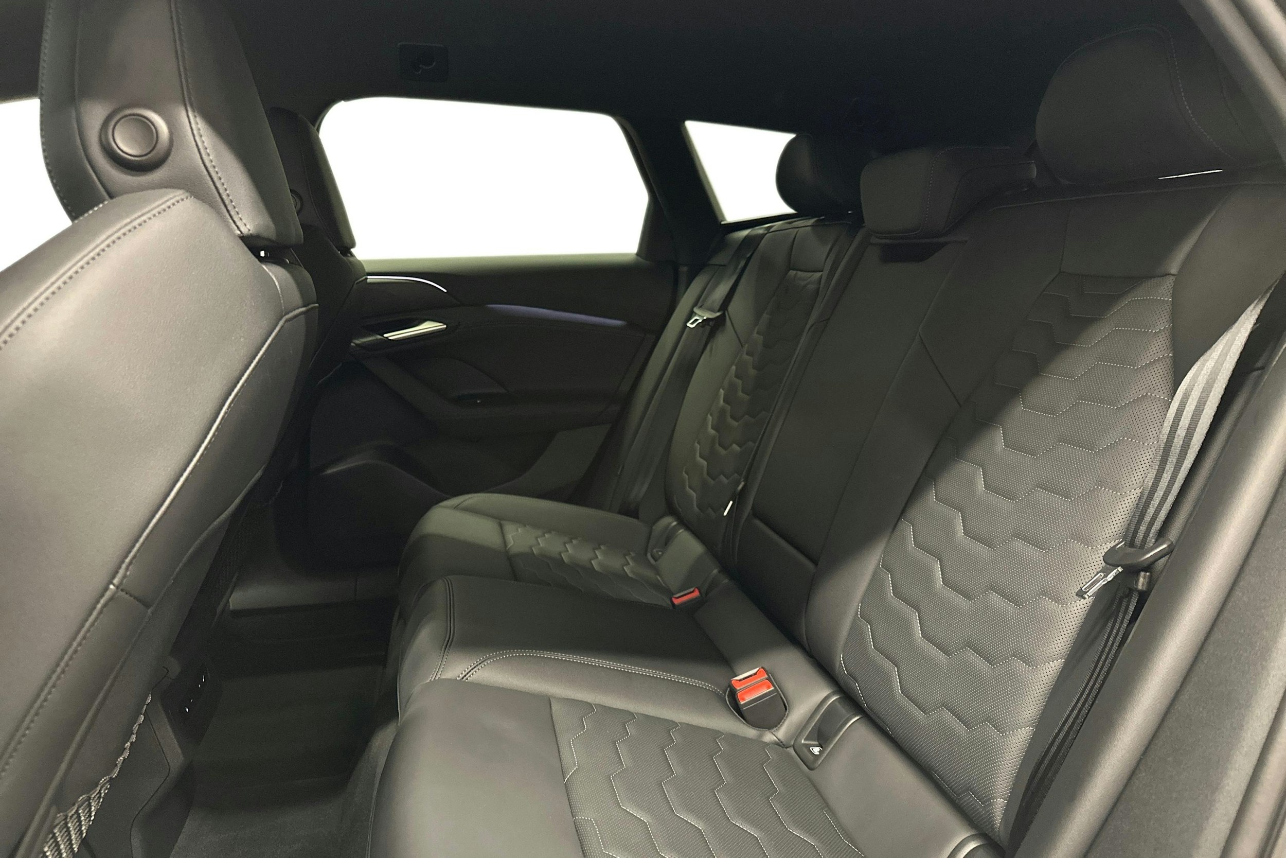 valkoinen Audi A6 e-tron 2025 kuva 10.
