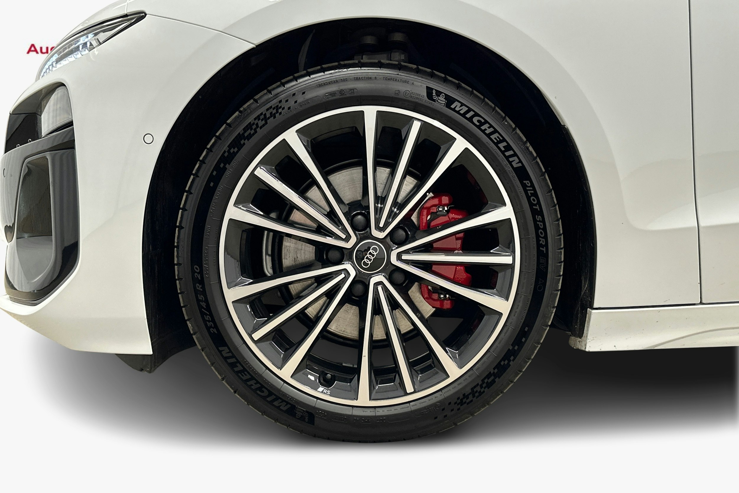valkoinen Audi A6 e-tron 2025 kuva 11.