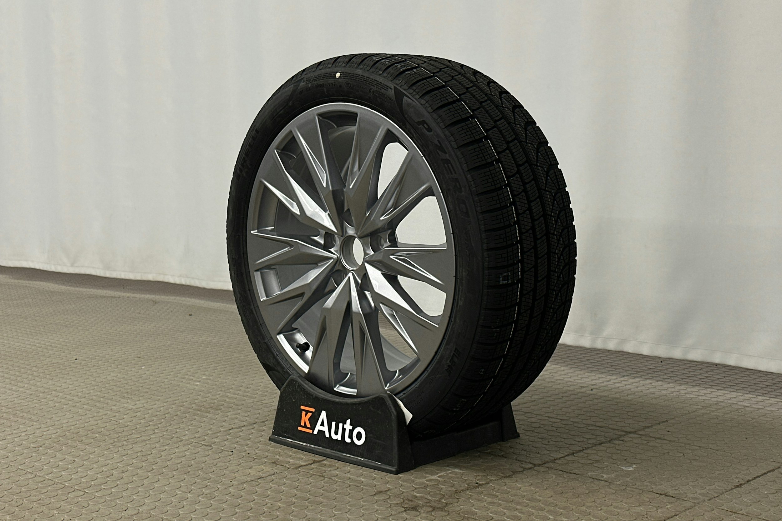 valkoinen Audi A6 e-tron 2025 kuva 12.