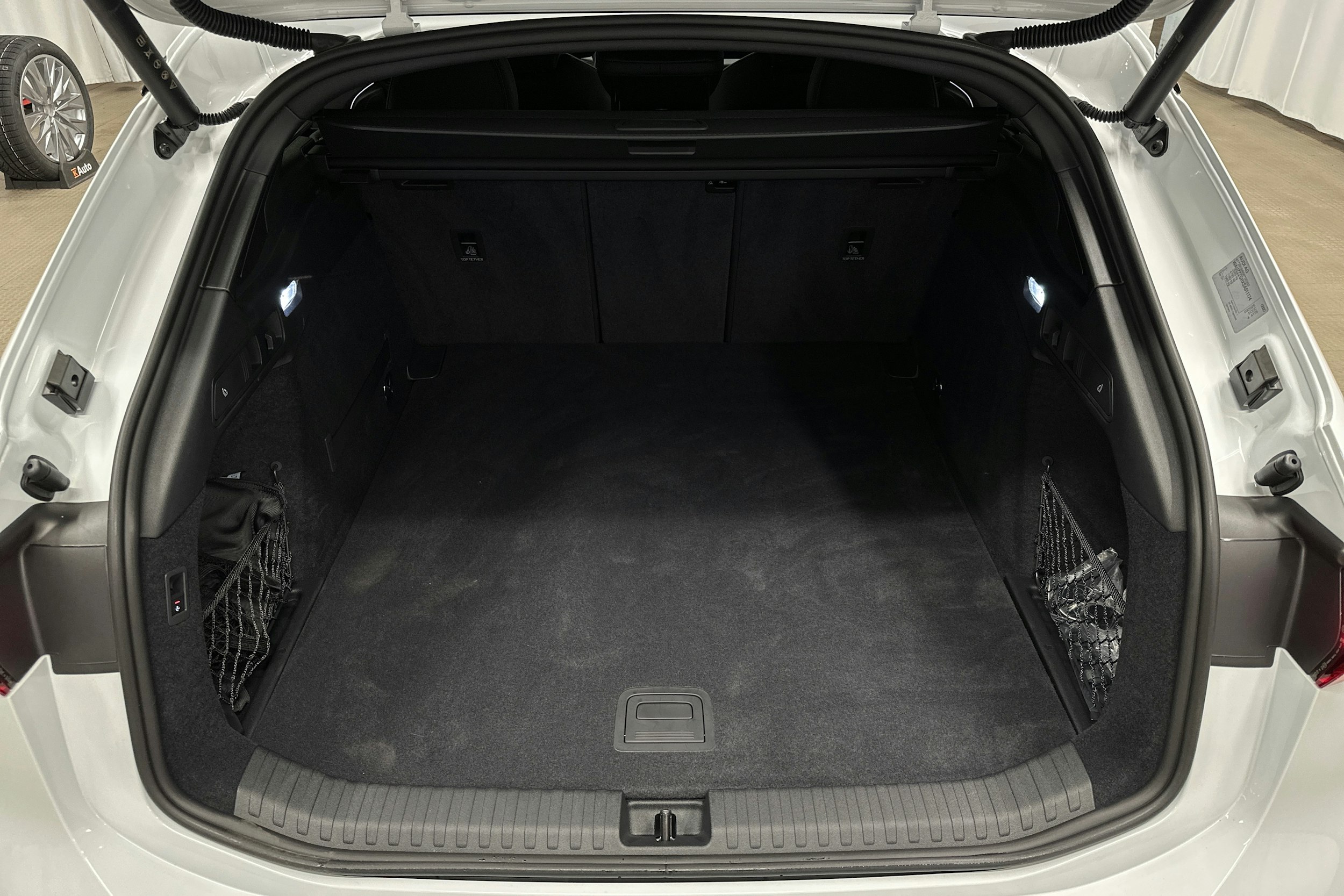 valkoinen Audi A6 e-tron 2025 kuva 13.
