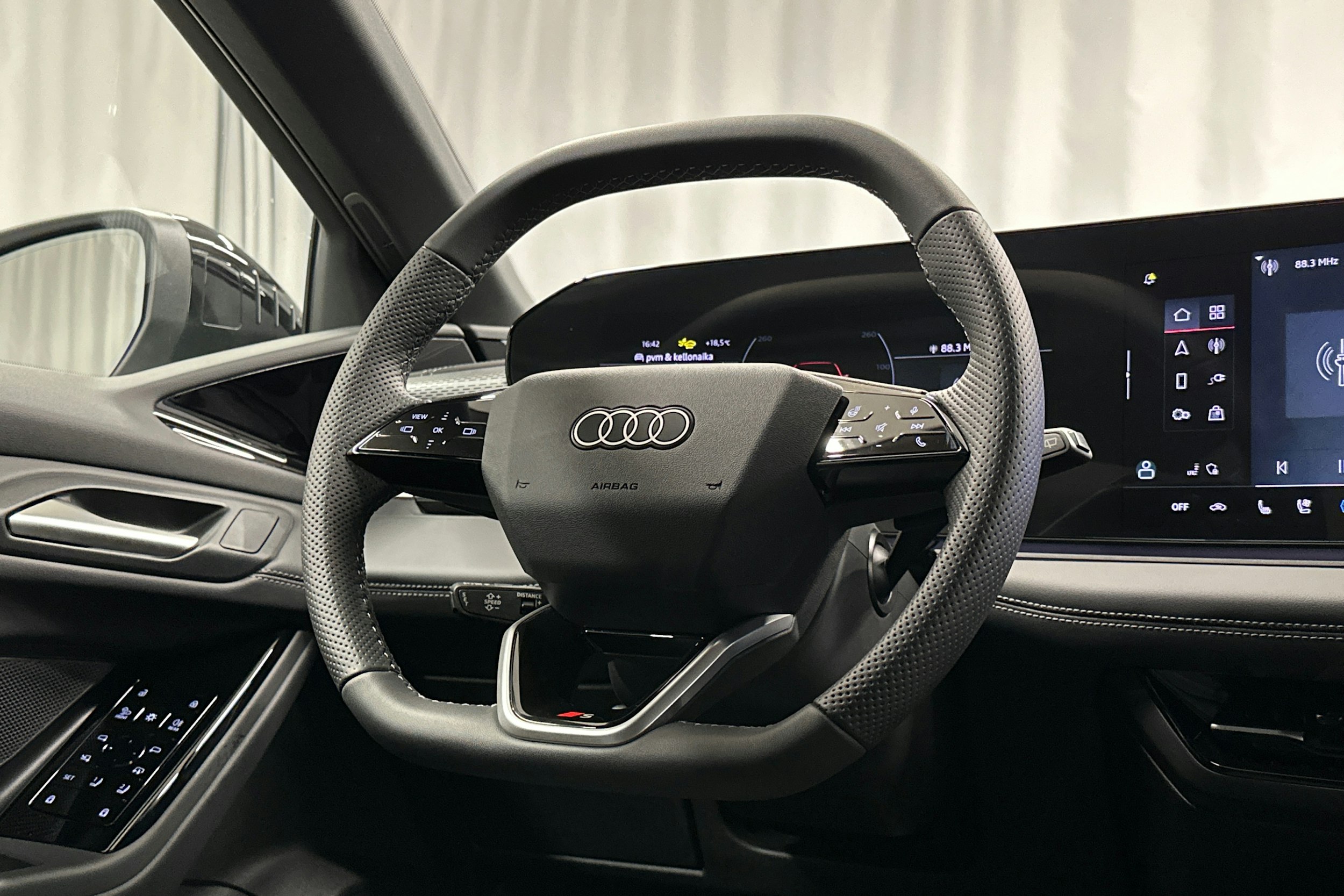 valkoinen Audi A6 e-tron 2025 kuva 21.