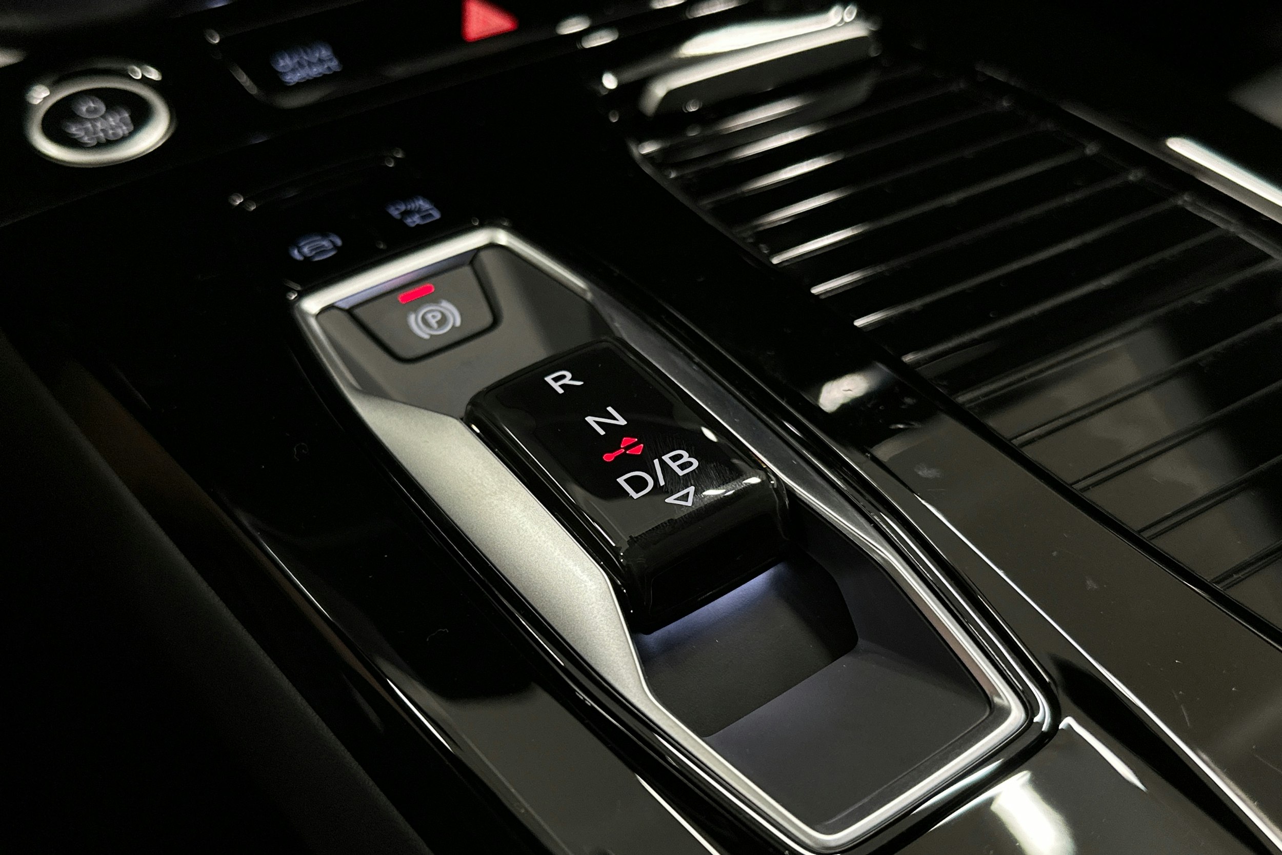valkoinen Audi A6 e-tron 2025 kuva 37.