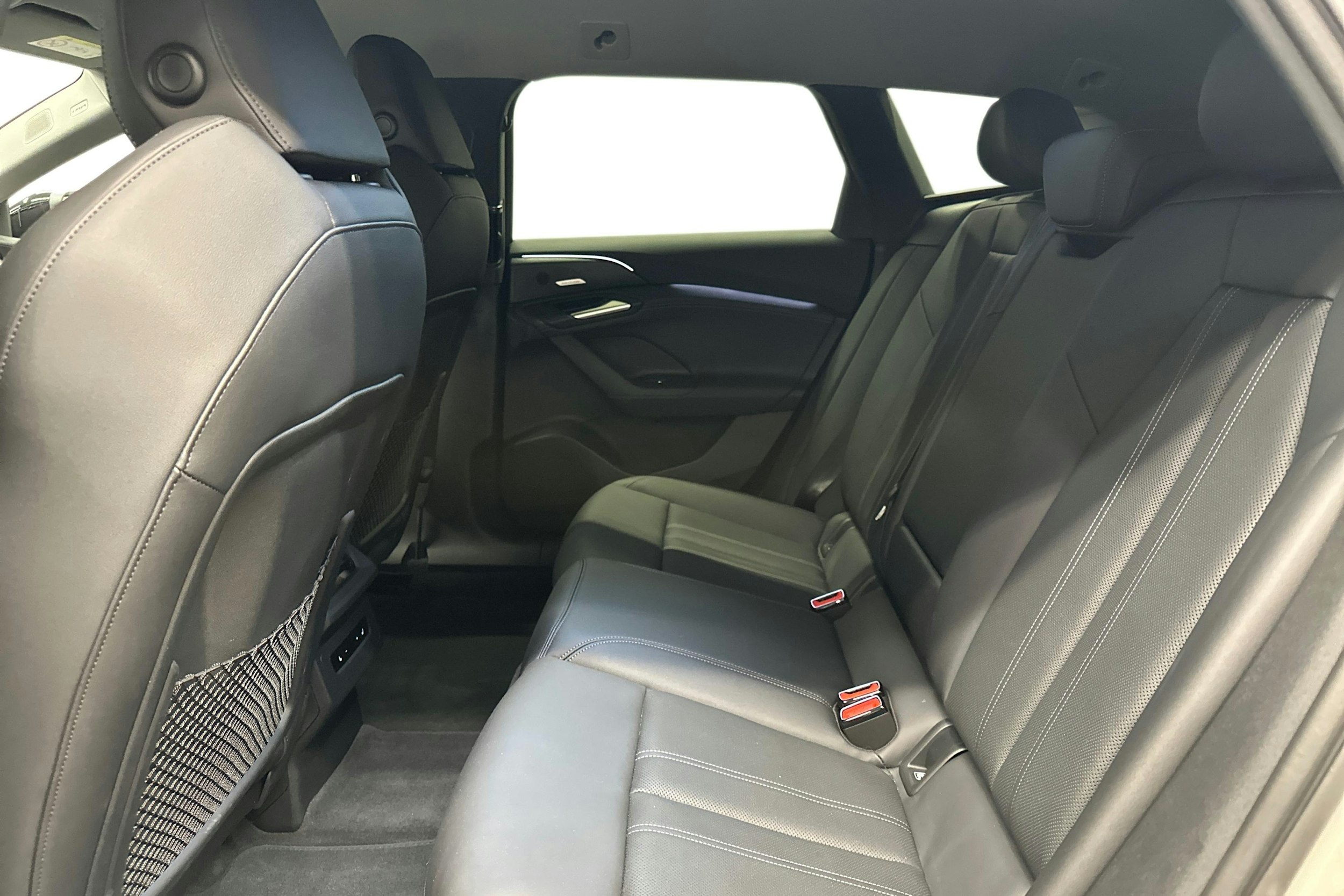 beige Audi A6 e-tron 2025 kuva 10.