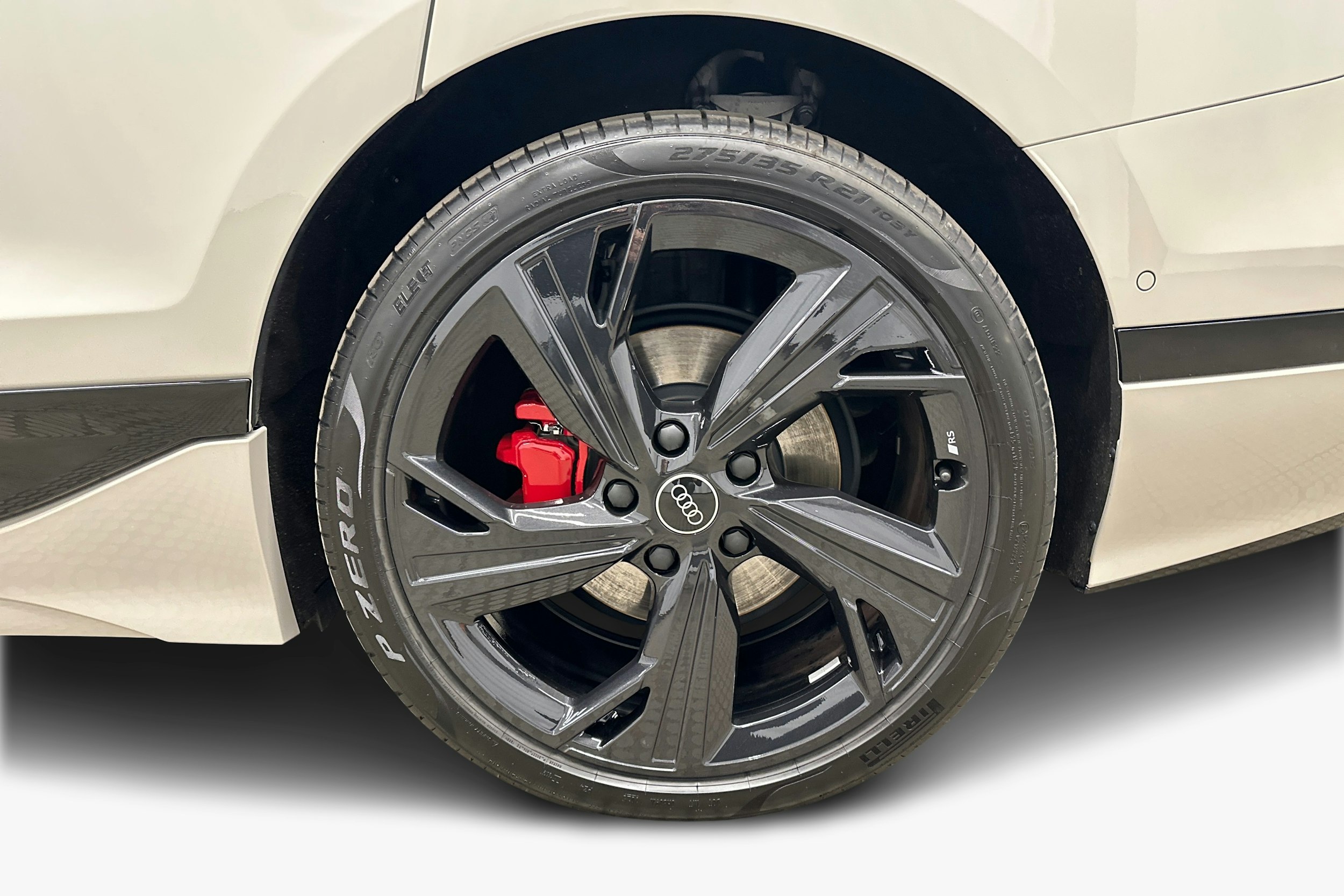 beige Audi A6 e-tron 2025 kuva 11.