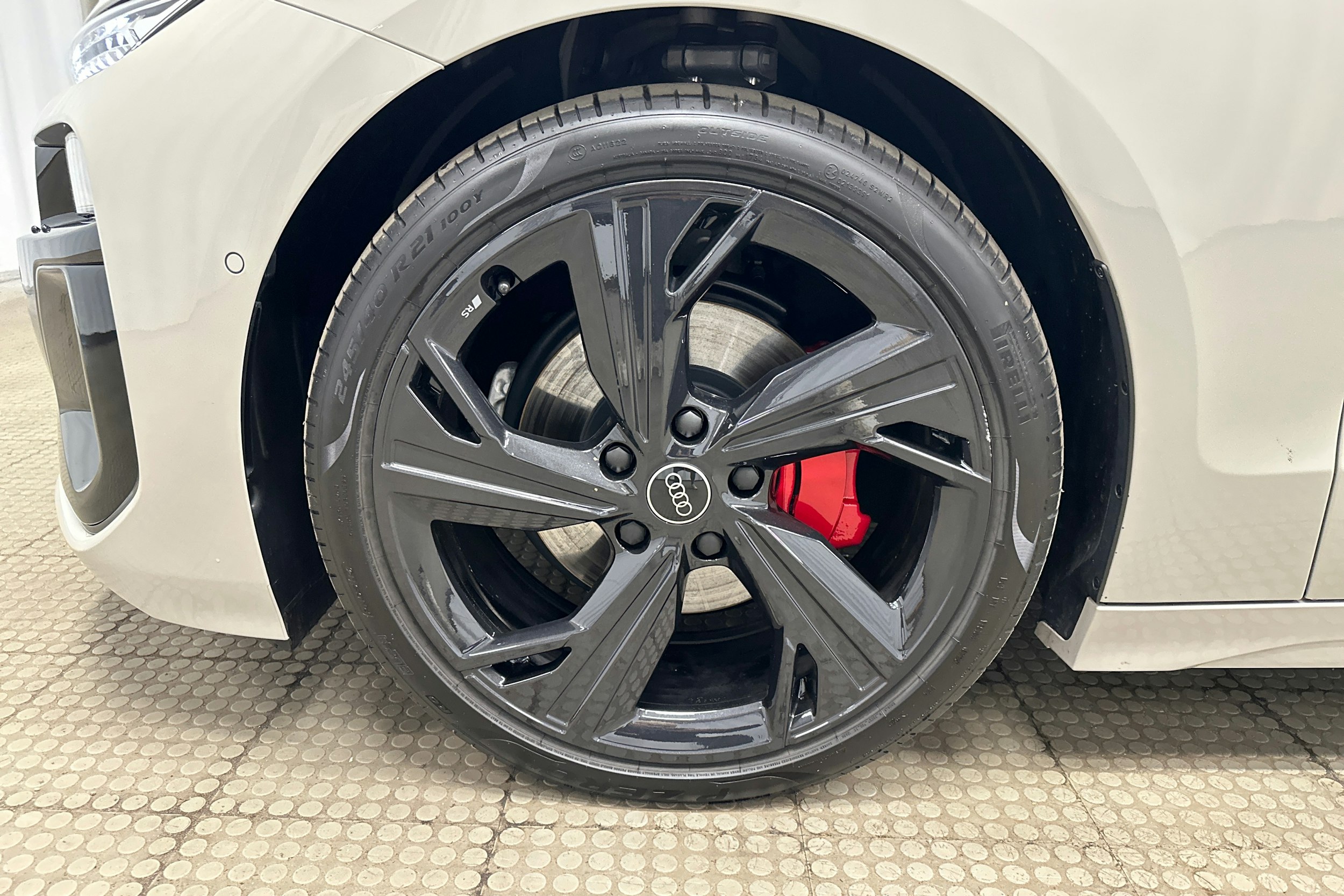 beige Audi A6 e-tron 2025 kuva 12.