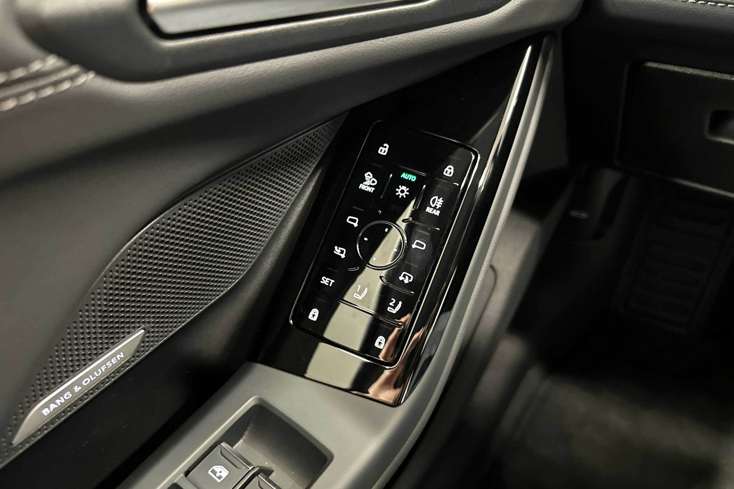 beige Audi A6 e-tron 2025 kuva 18.