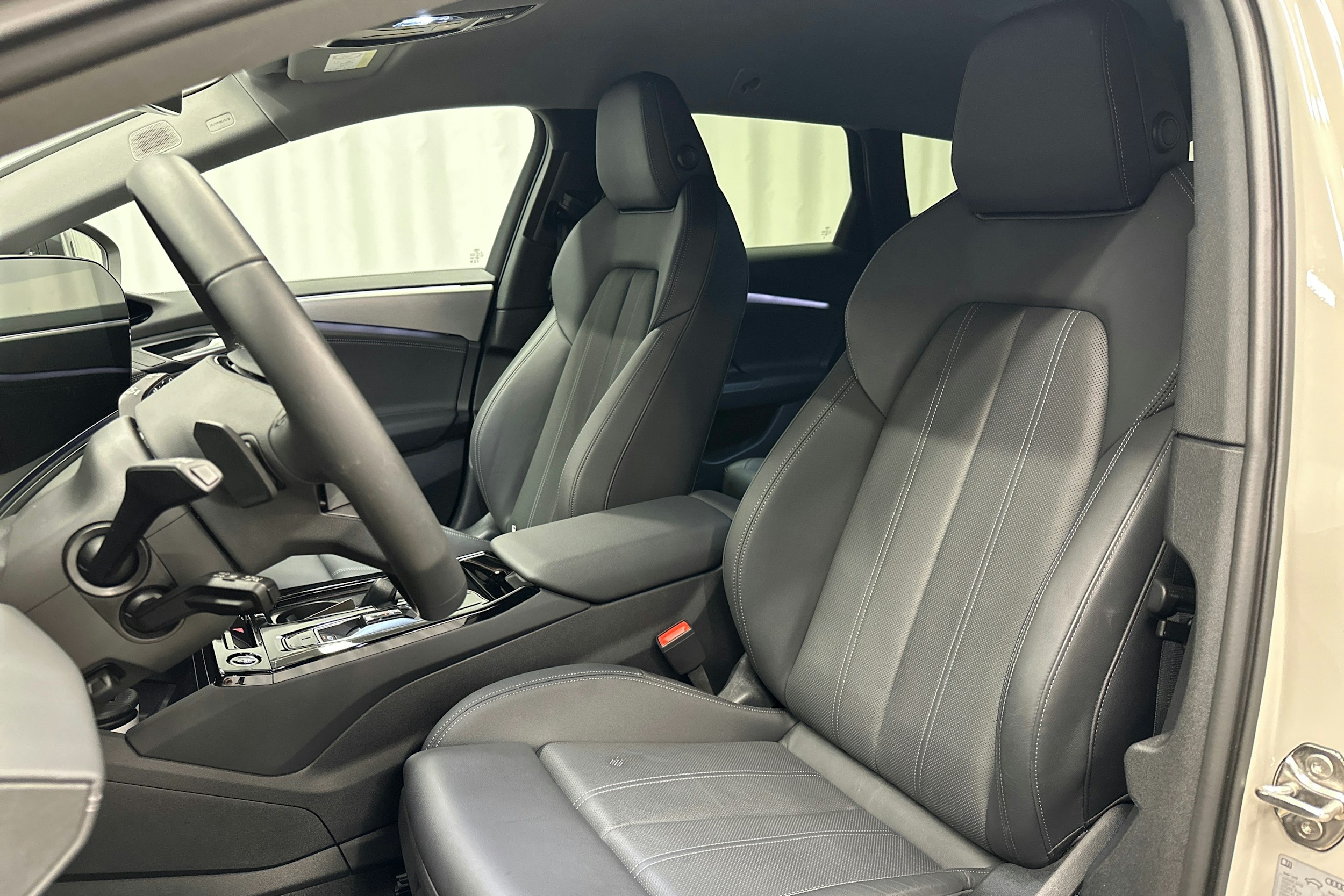 beige Audi A6 e-tron 2025 kuva 31.