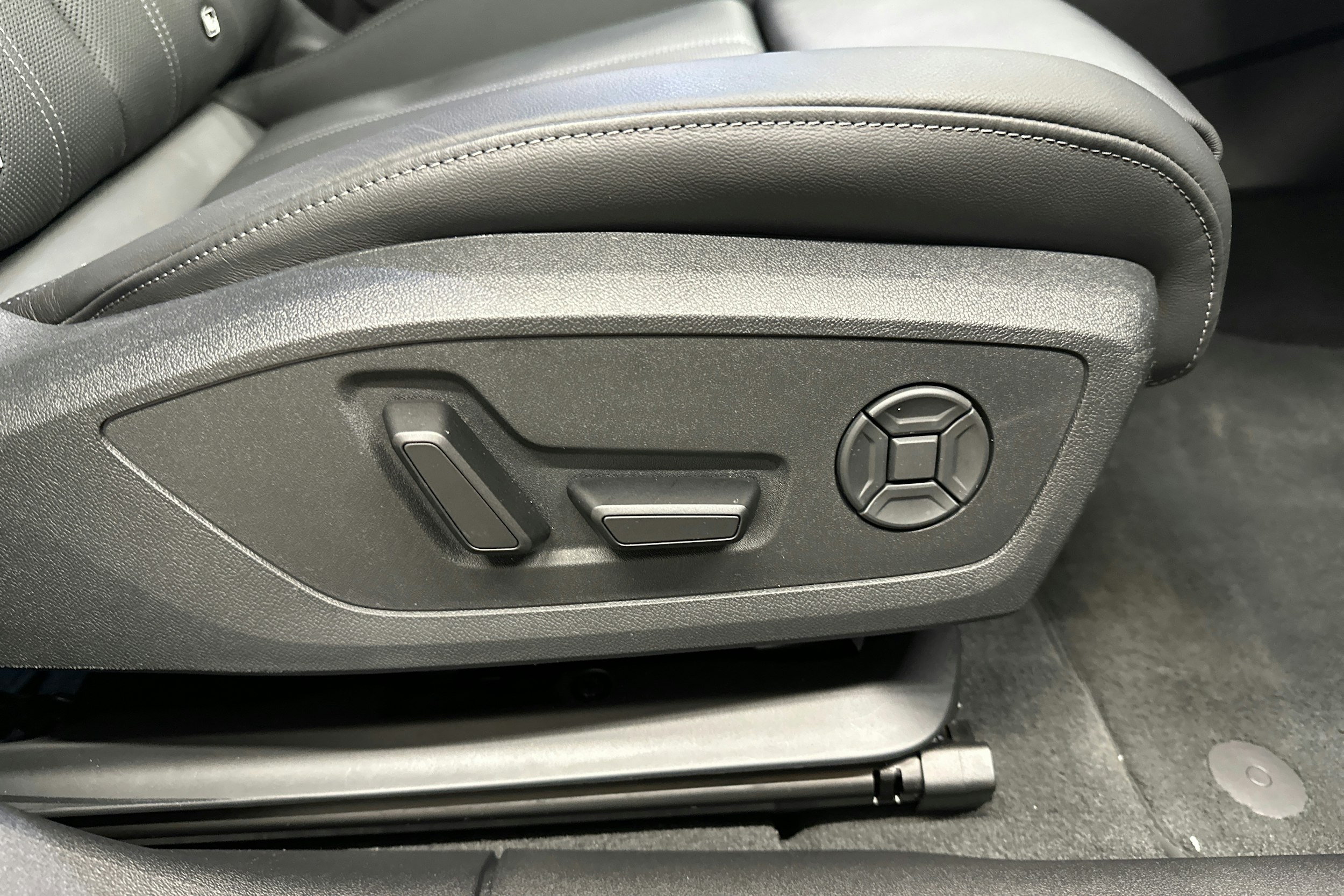 beige Audi A6 e-tron 2025 kuva 33.