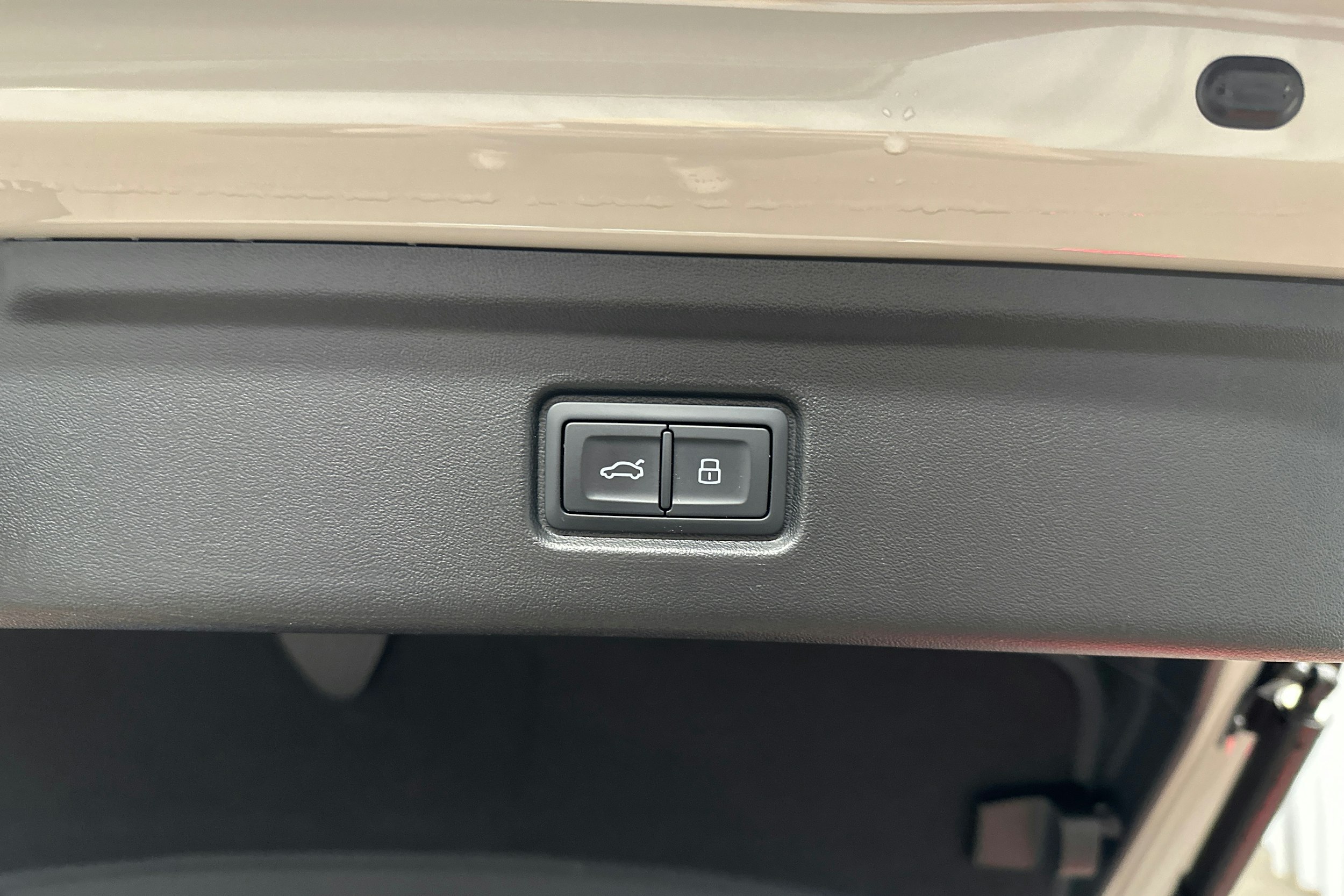 beige Audi A6 e-tron 2025 kuva 38.
