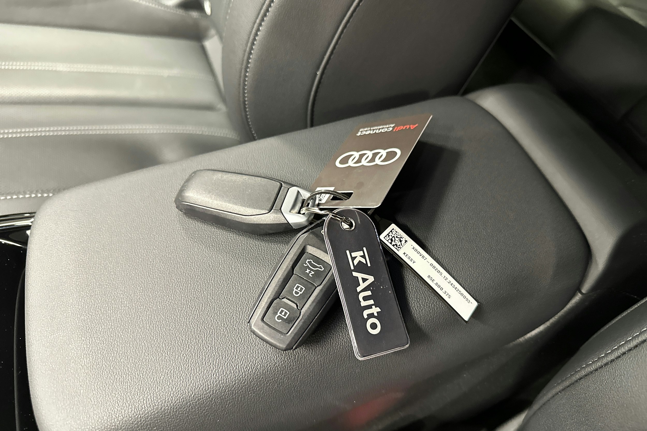 beige Audi A6 e-tron 2025 kuva 40.