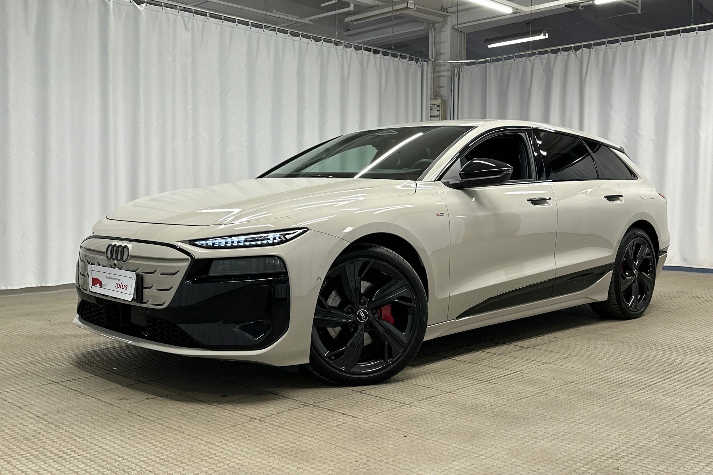 beige Audi A6 e-tron 2025 kuva 41.