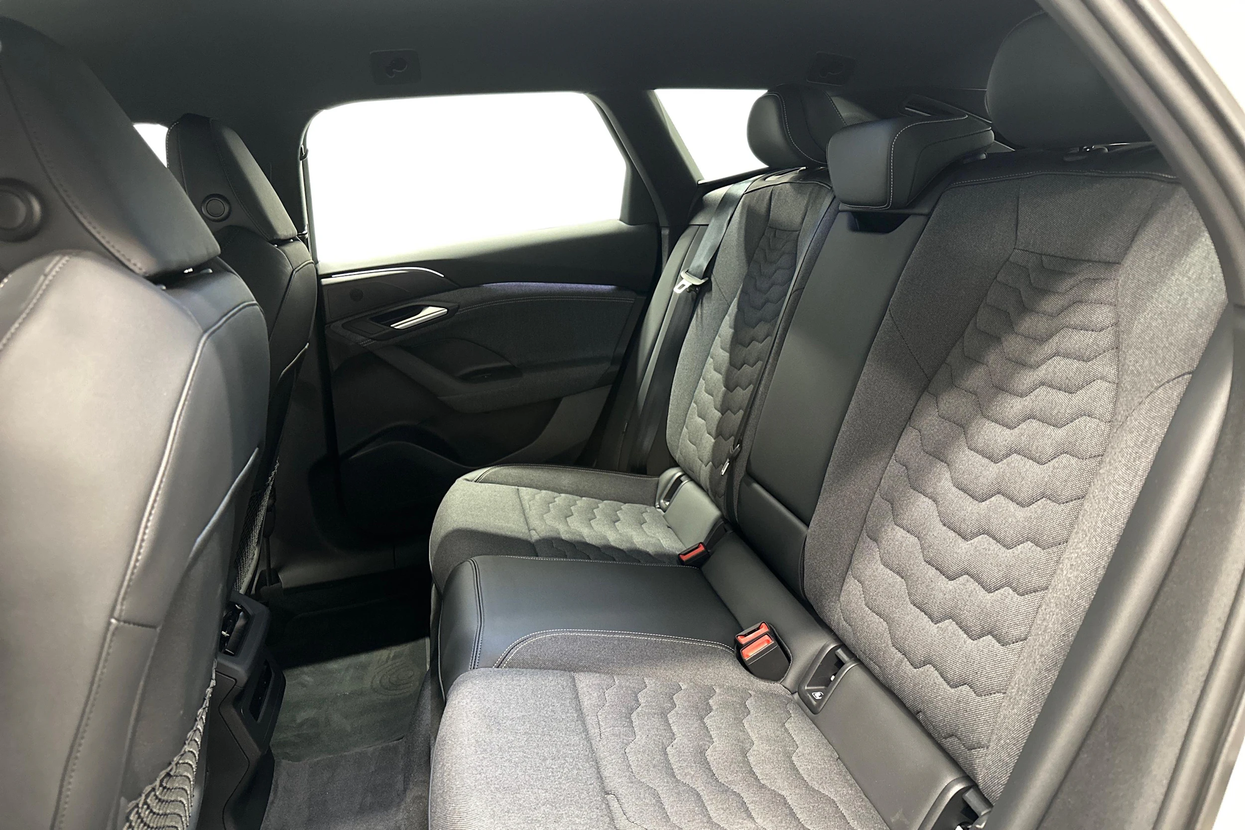 beige Audi A6 e-tron 2025 kuva 8.