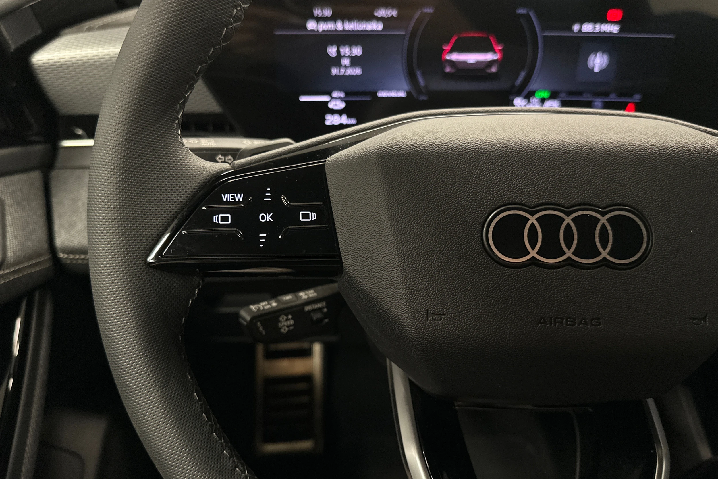 beige Audi A6 e-tron 2025 kuva 11.