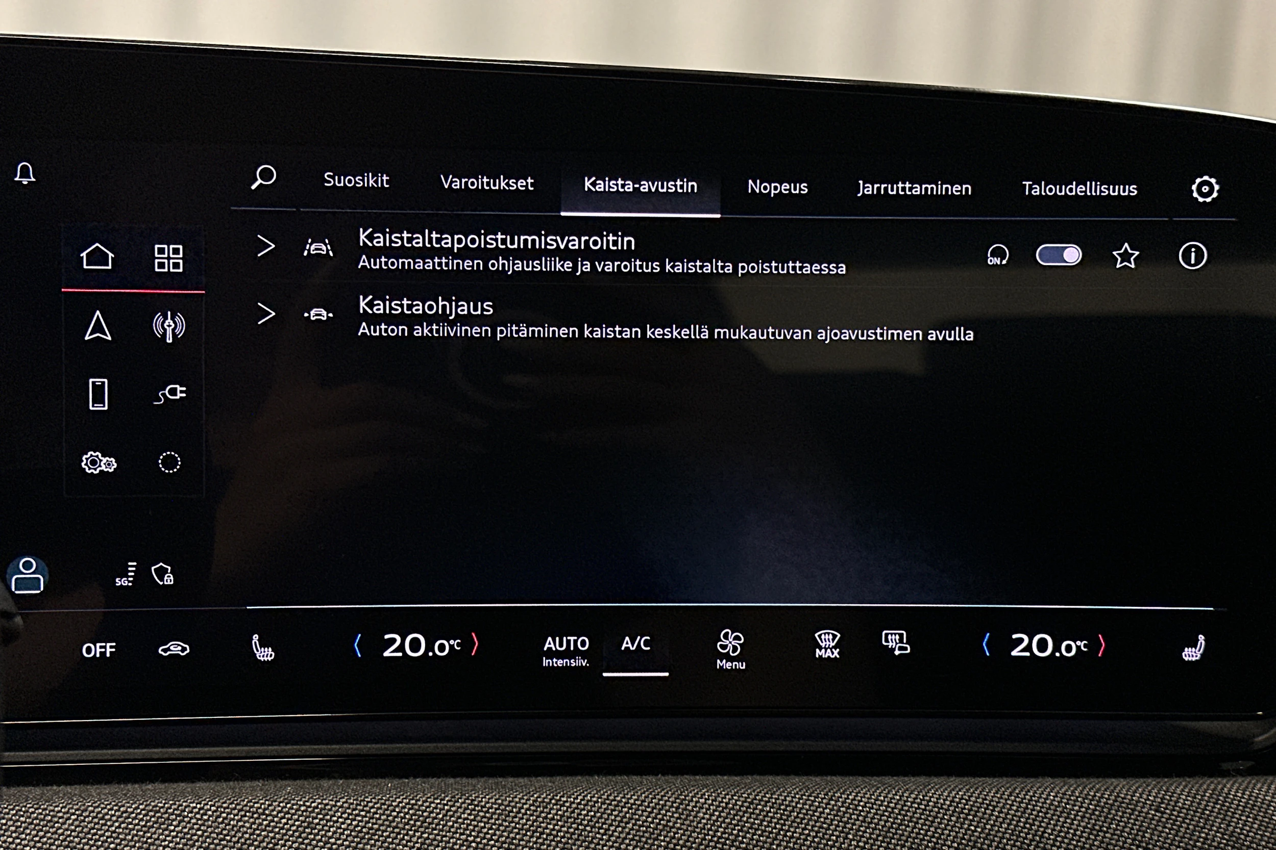 beige Audi A6 e-tron 2025 kuva 25.